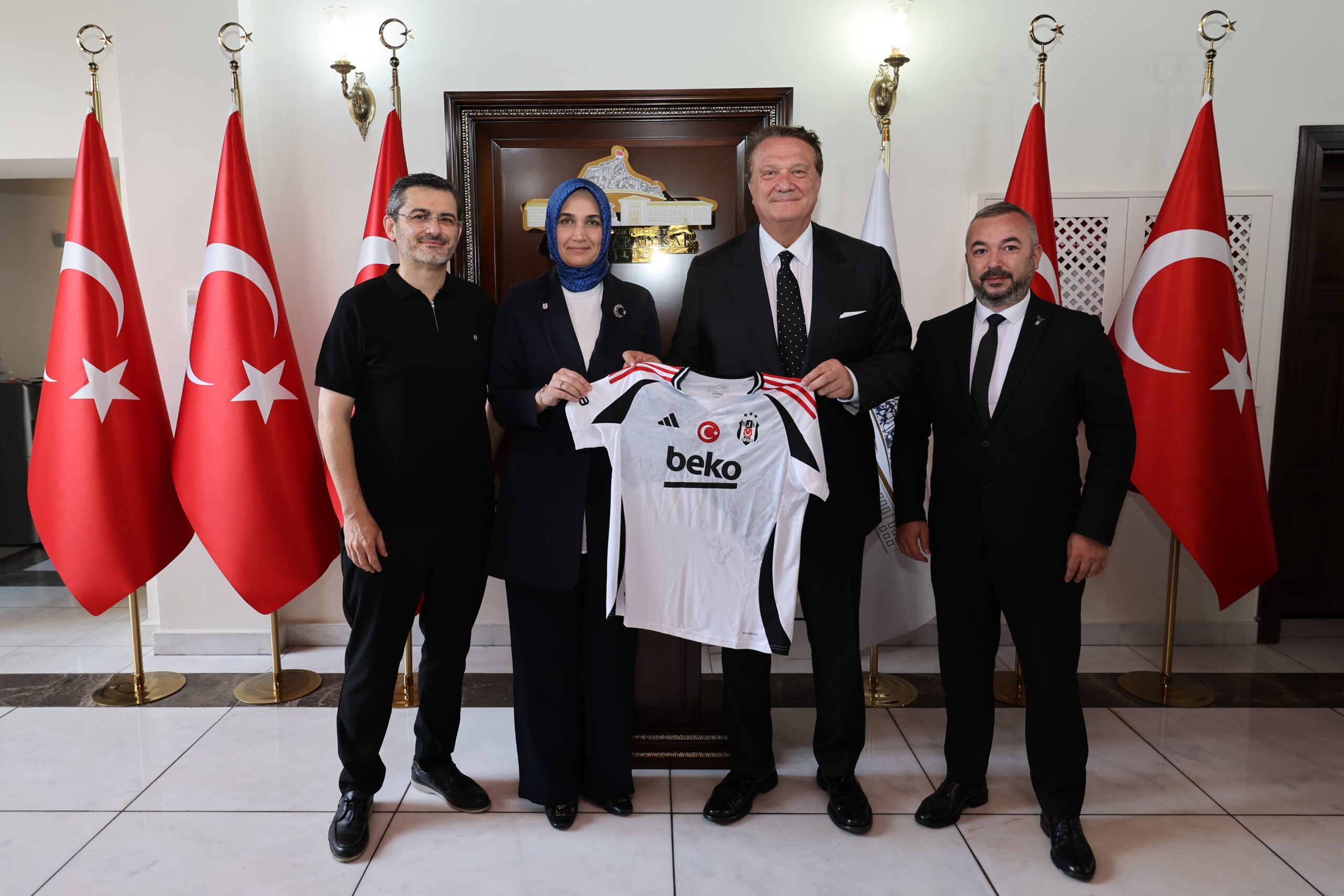 Beşiktaş Kulübü Başkanı Arat, Kocatepe’deki anma ve kutlama programına katıldı