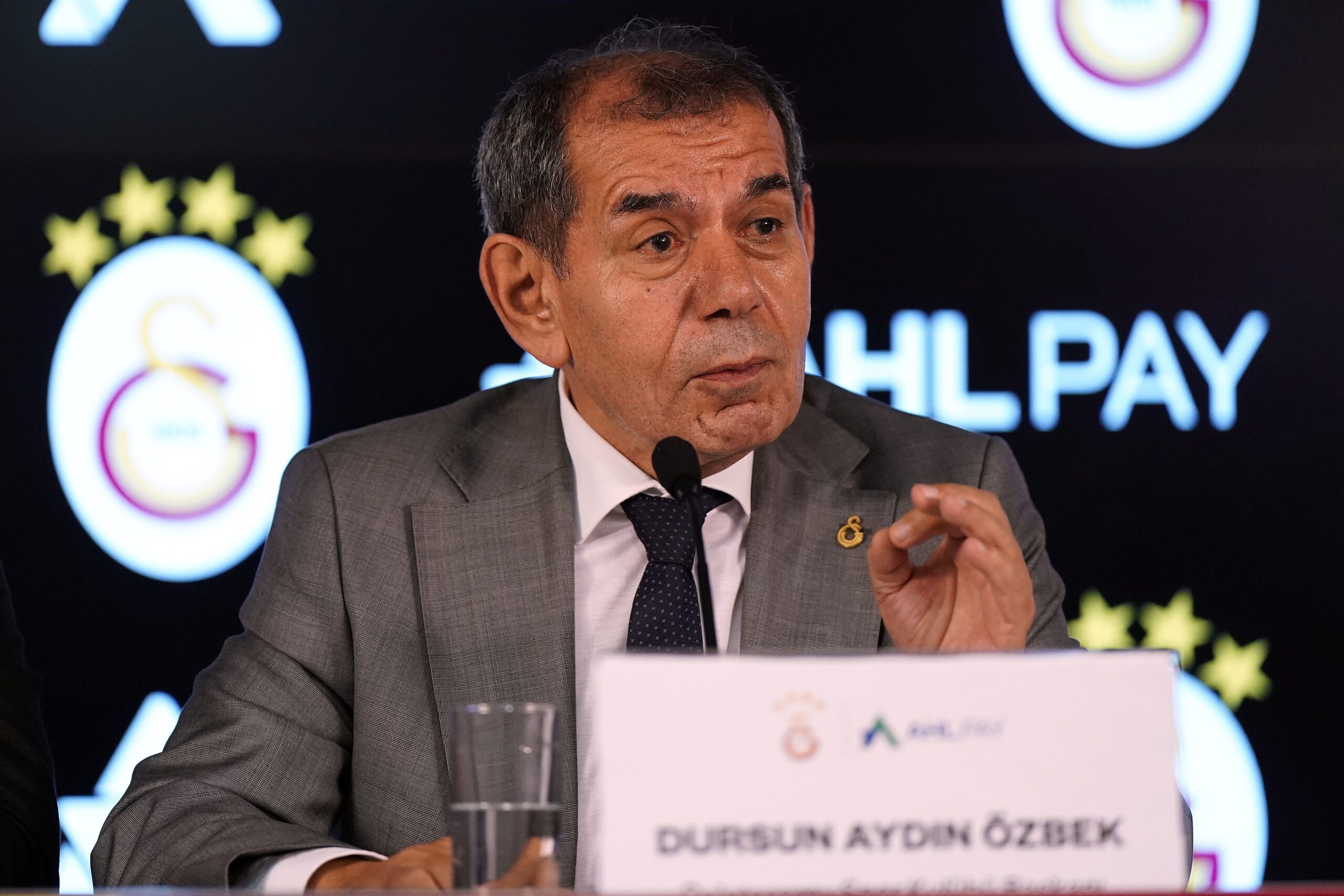 Dursun Özbek: “Transfer sürecinde kaptanlık dallarında da değişiklik yapılabiliyor”