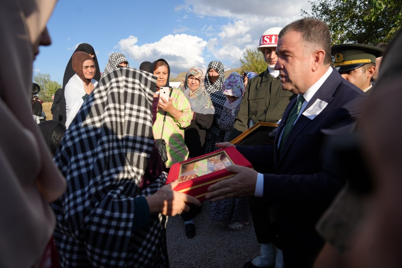 Kıbrıs gazisinin acılı eşinden duygulandıran sözler: “Bana en güzel şeyi Türk bayrağını verdiniz ölene kadar saklayacağım”