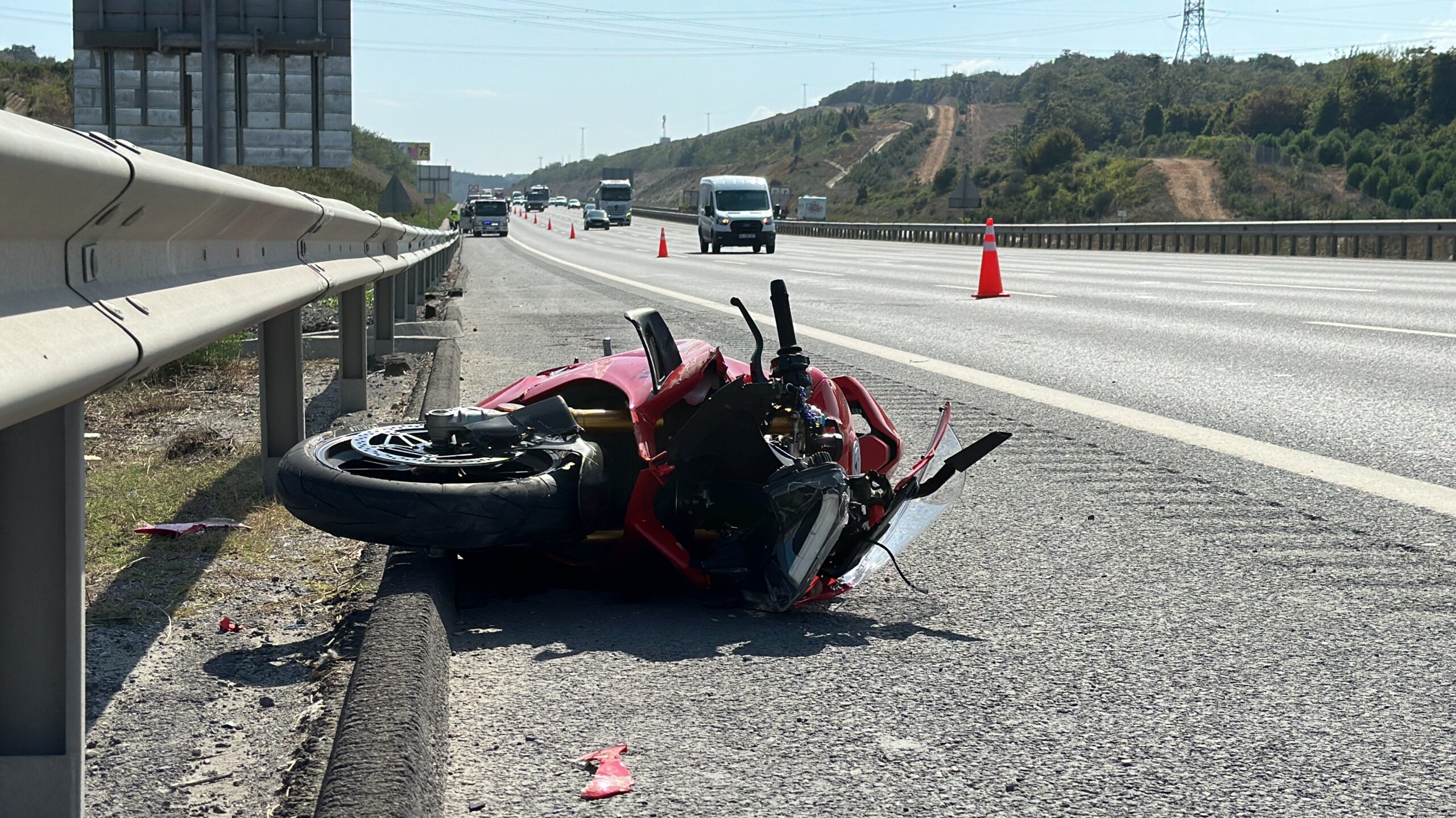 Hız tutkunu motosiklet sürücüsünün sonu bariyerlerde bitti!