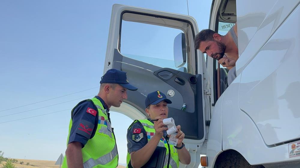 Afyon Bolvadin’de Jandarma yük taşıyan araçları denetledi