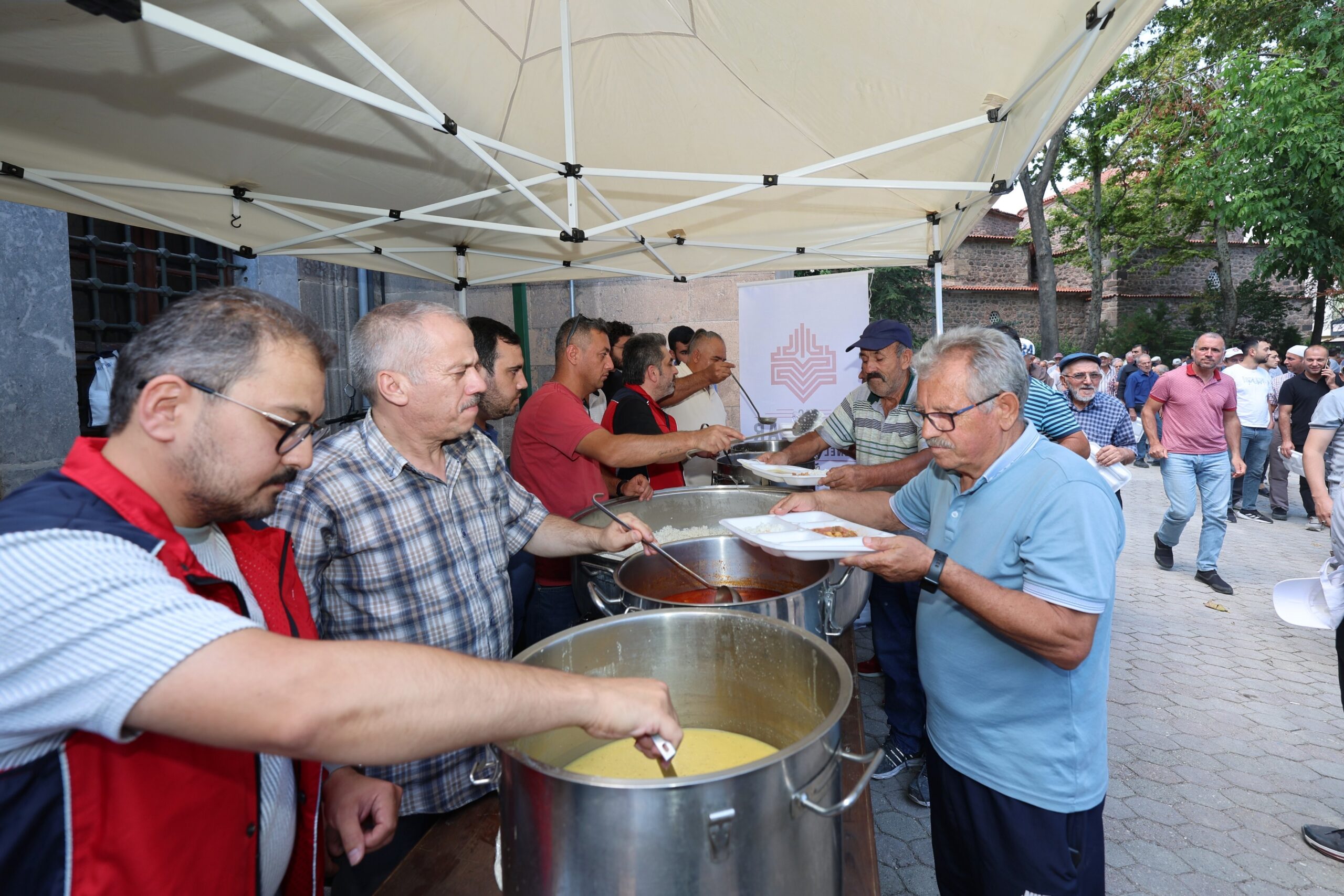 Namaz sonrası vatandaşlara yemek ikramında bulunuldu