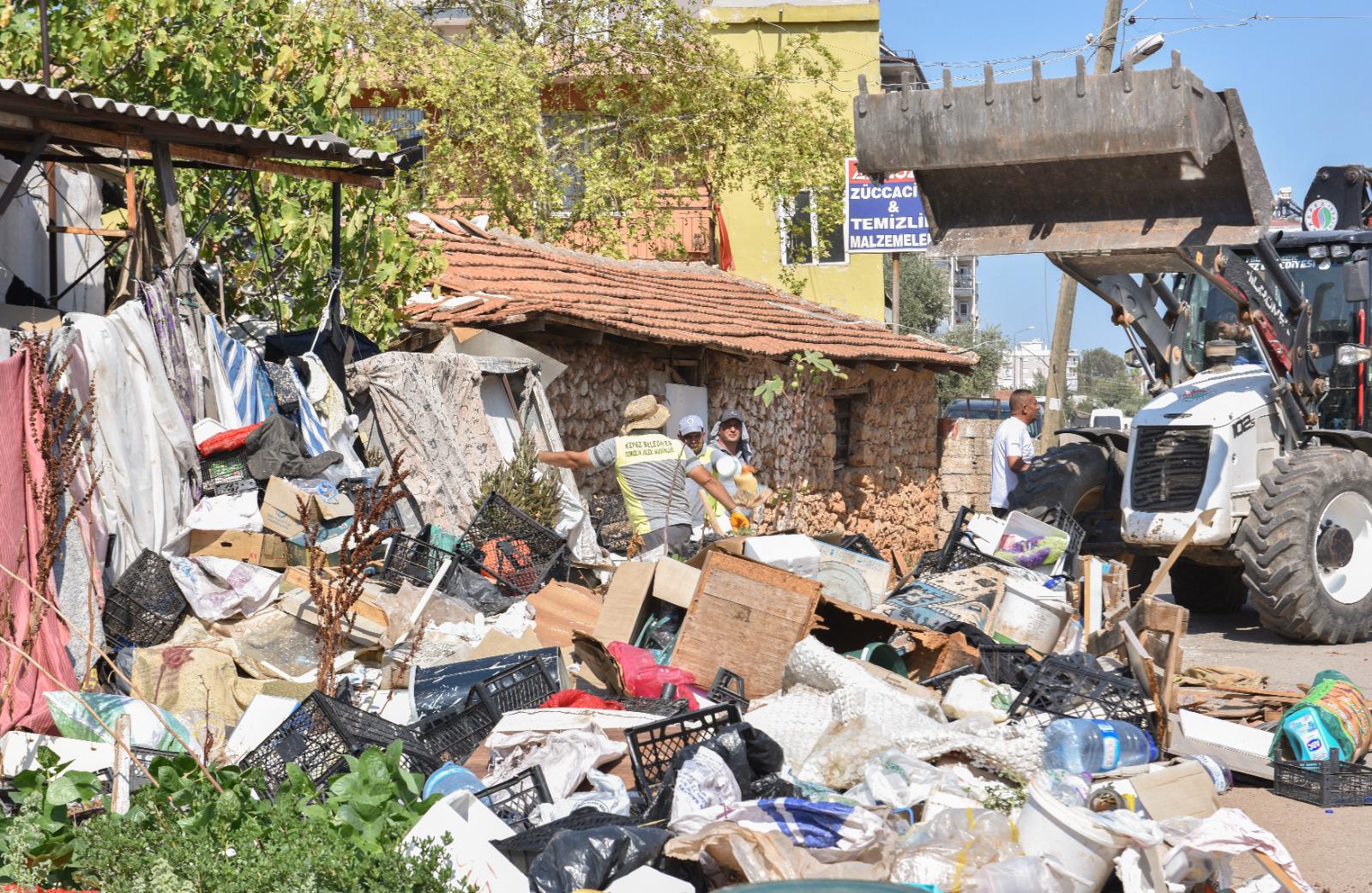 Antalya Kepez’de 2 evden 12 kamyon çöp çıktı