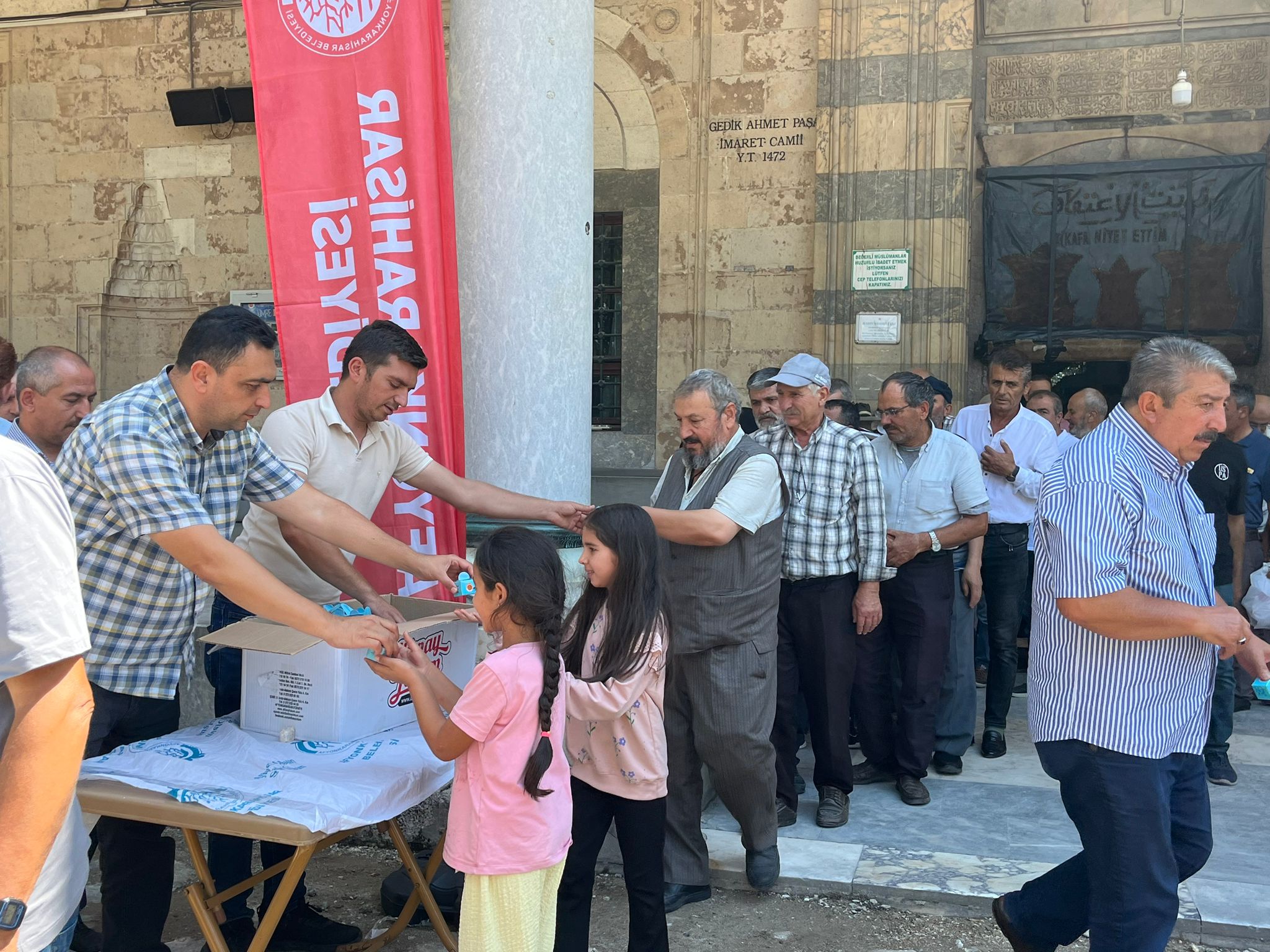 İmaret Camisi’nde şehitlerin ruhuna lokum dağıtıldı