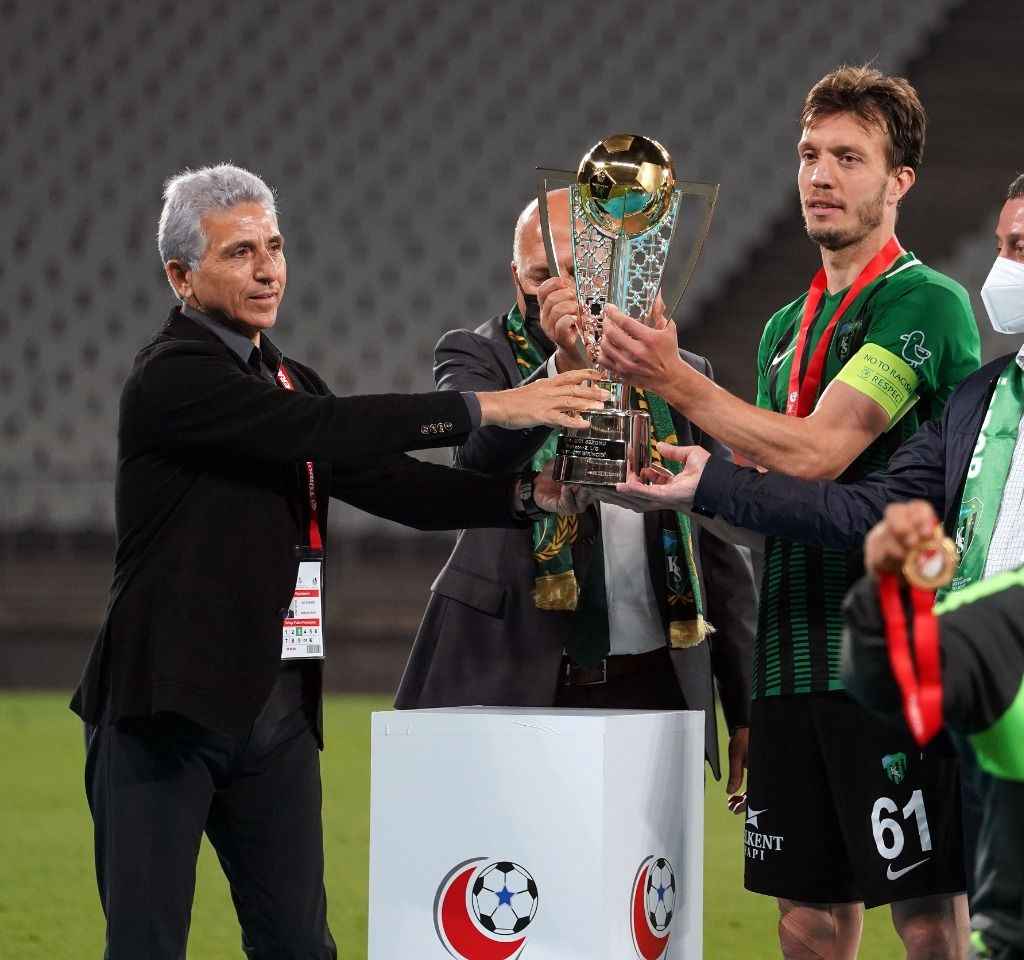 Kocaelispor’un kupası kayboldu, başkan kupayı arıyor