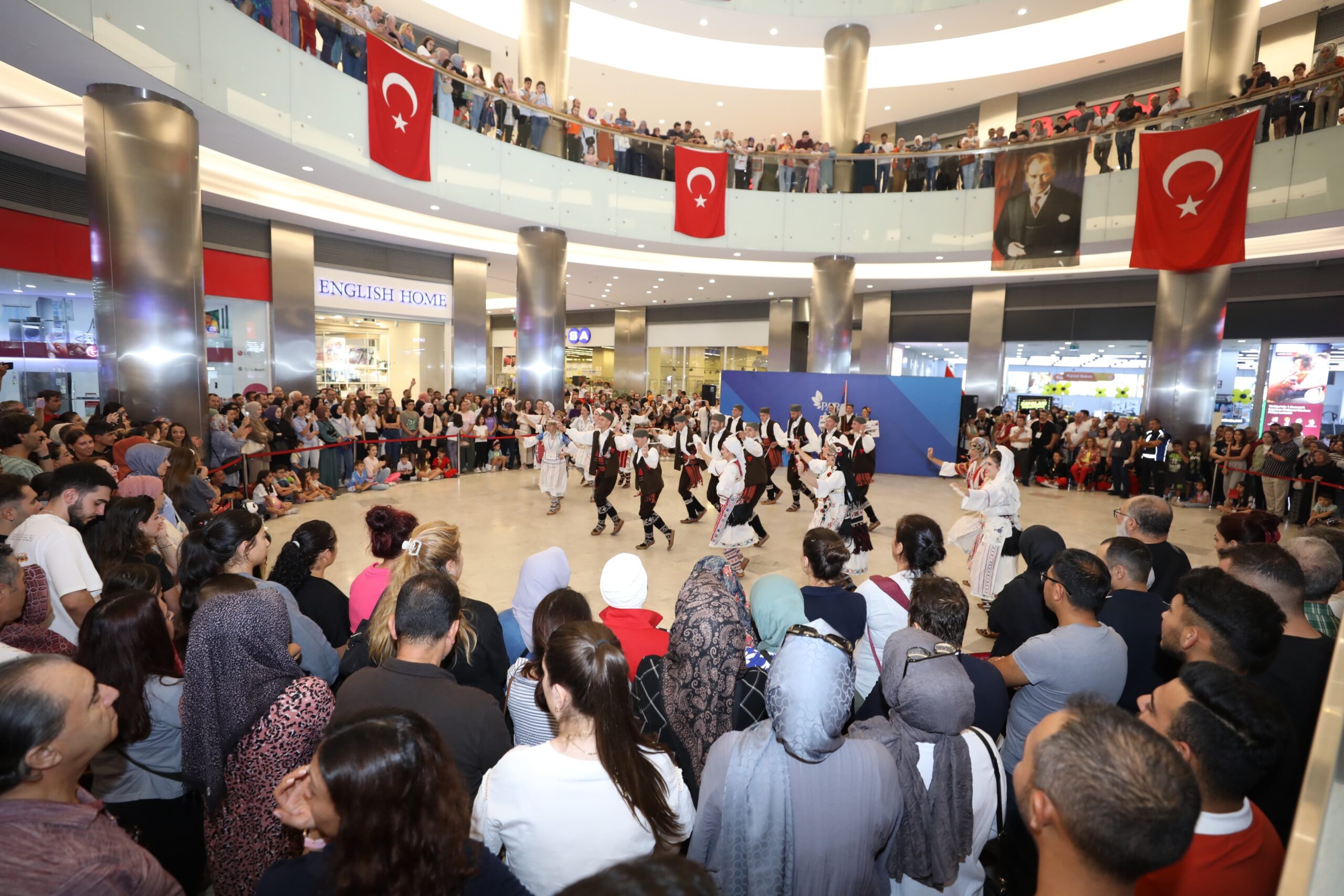 Halk Oyunları Festivali Coşkusu