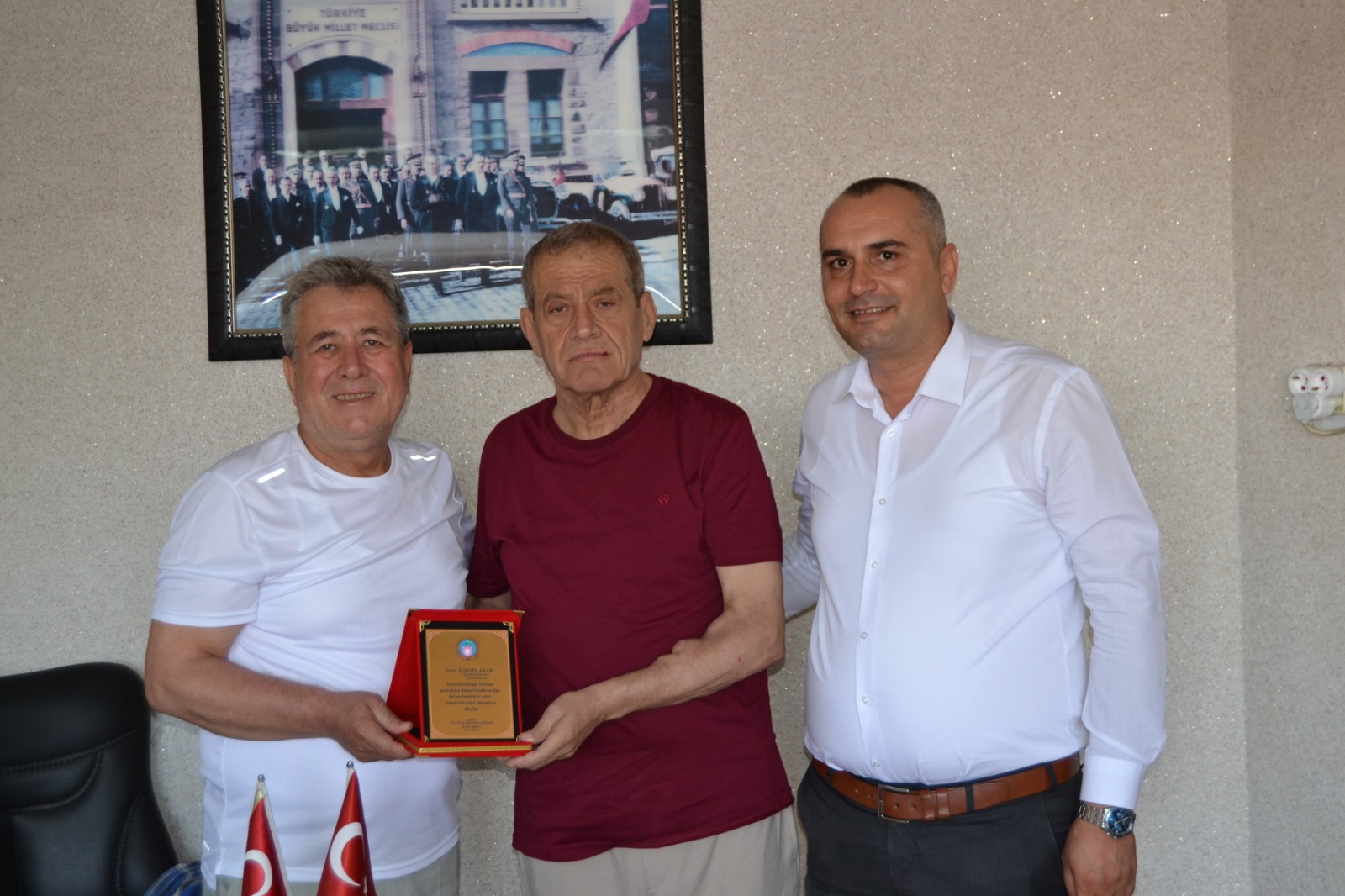 Afyon Basın Cemiyetine plaket