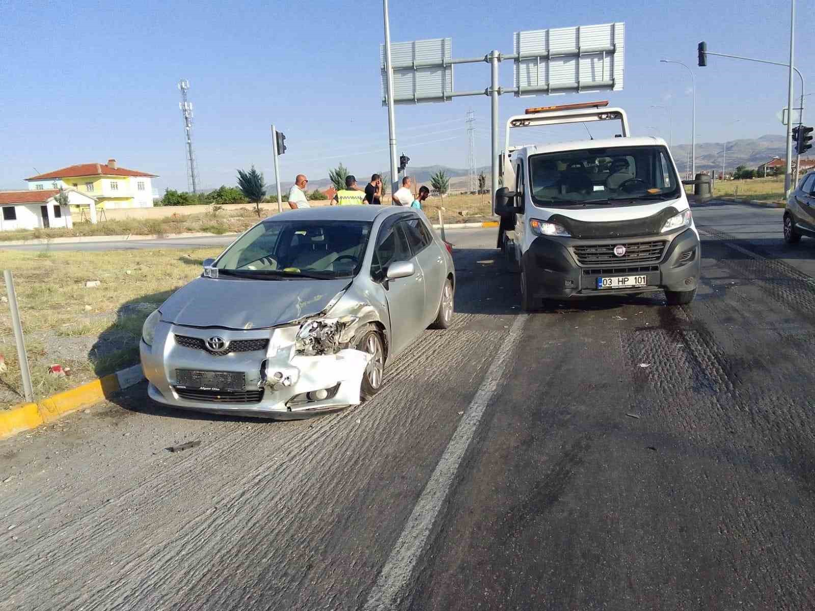 Ticari taksi ile otomobilin çarpıştığı kazada 2 kişi yaralandı