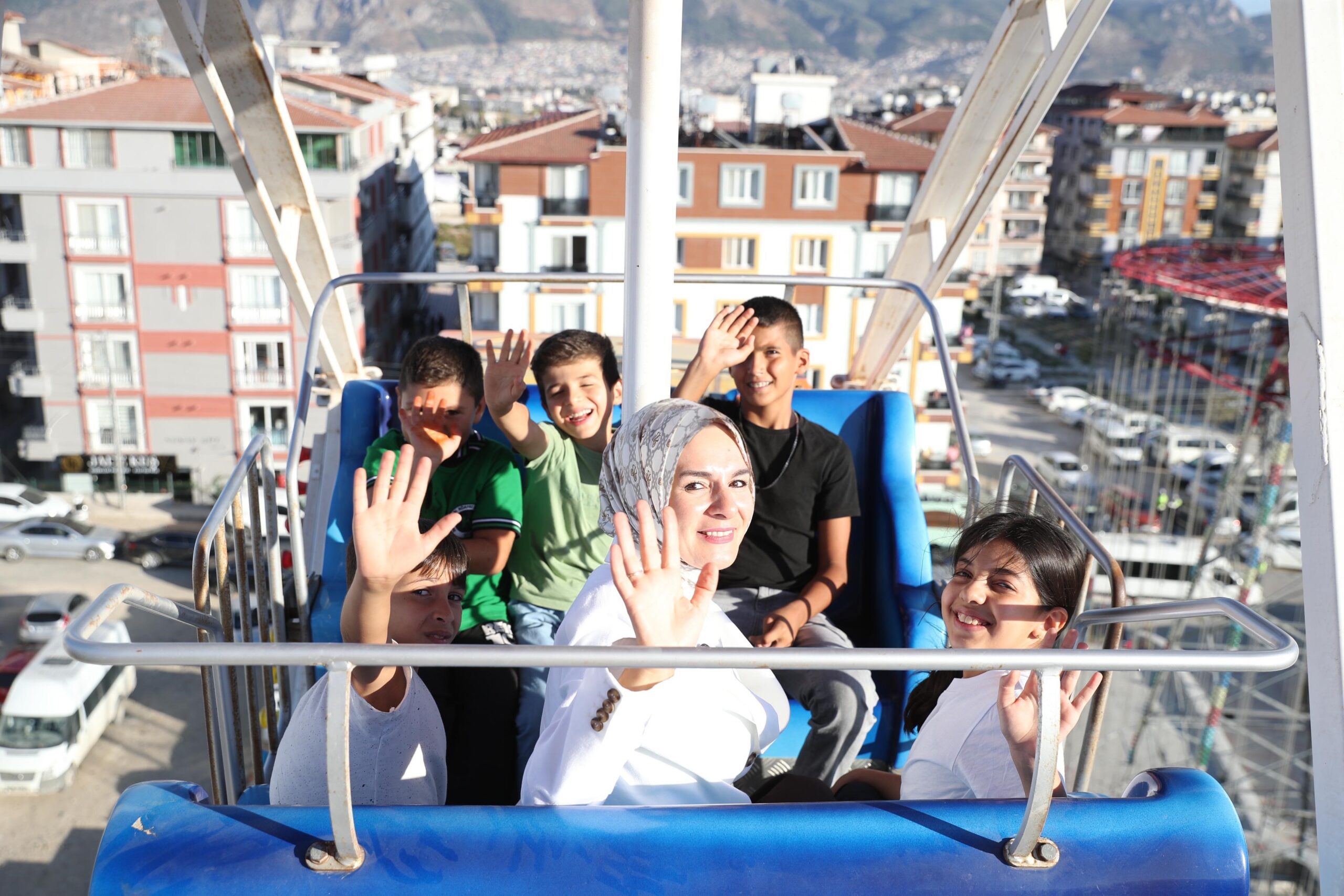 “Güçlü bir şekilde  geleceğe yürüyoruz”