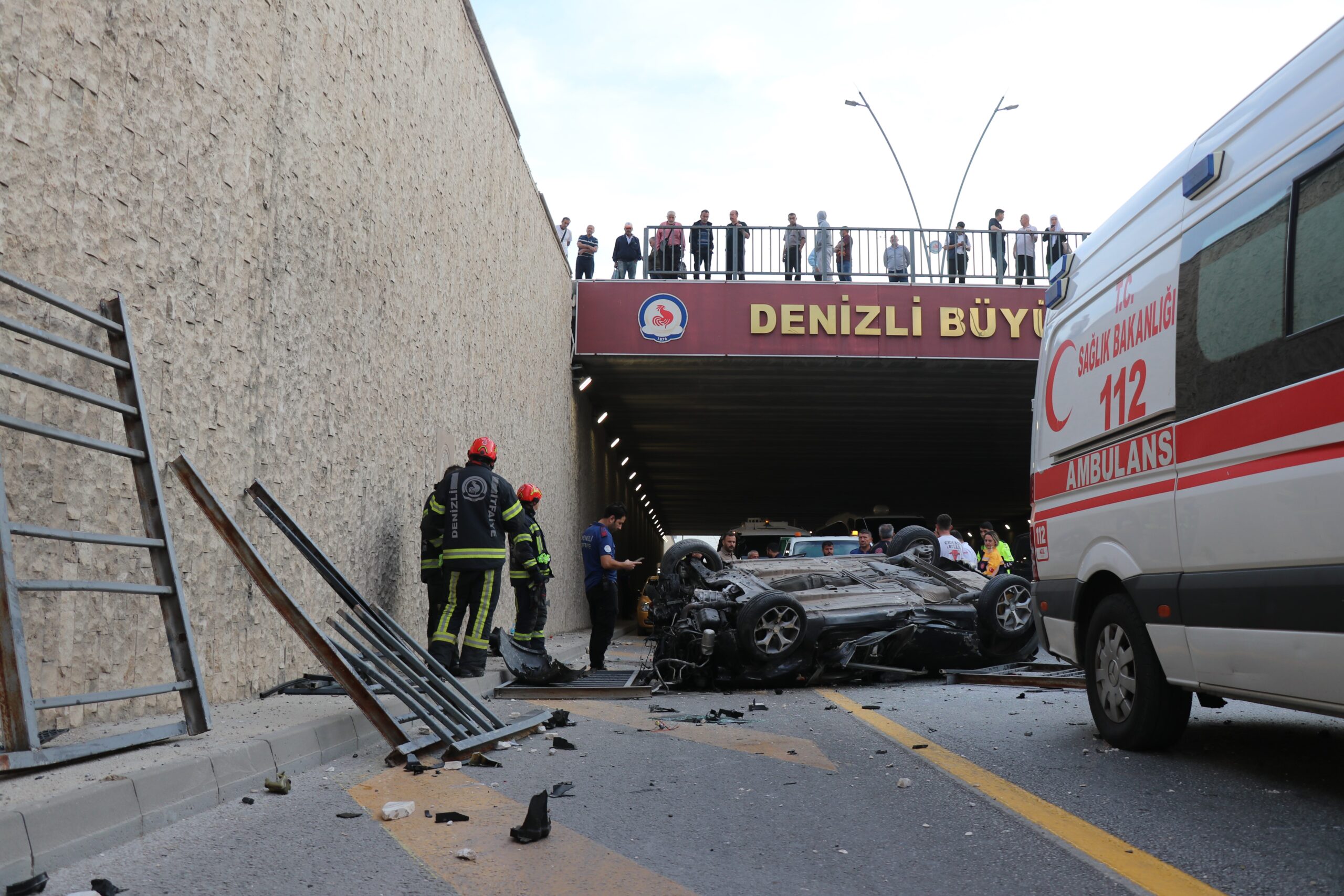 Köprülü kavşakta 5 metreden aşağıya ters düştü