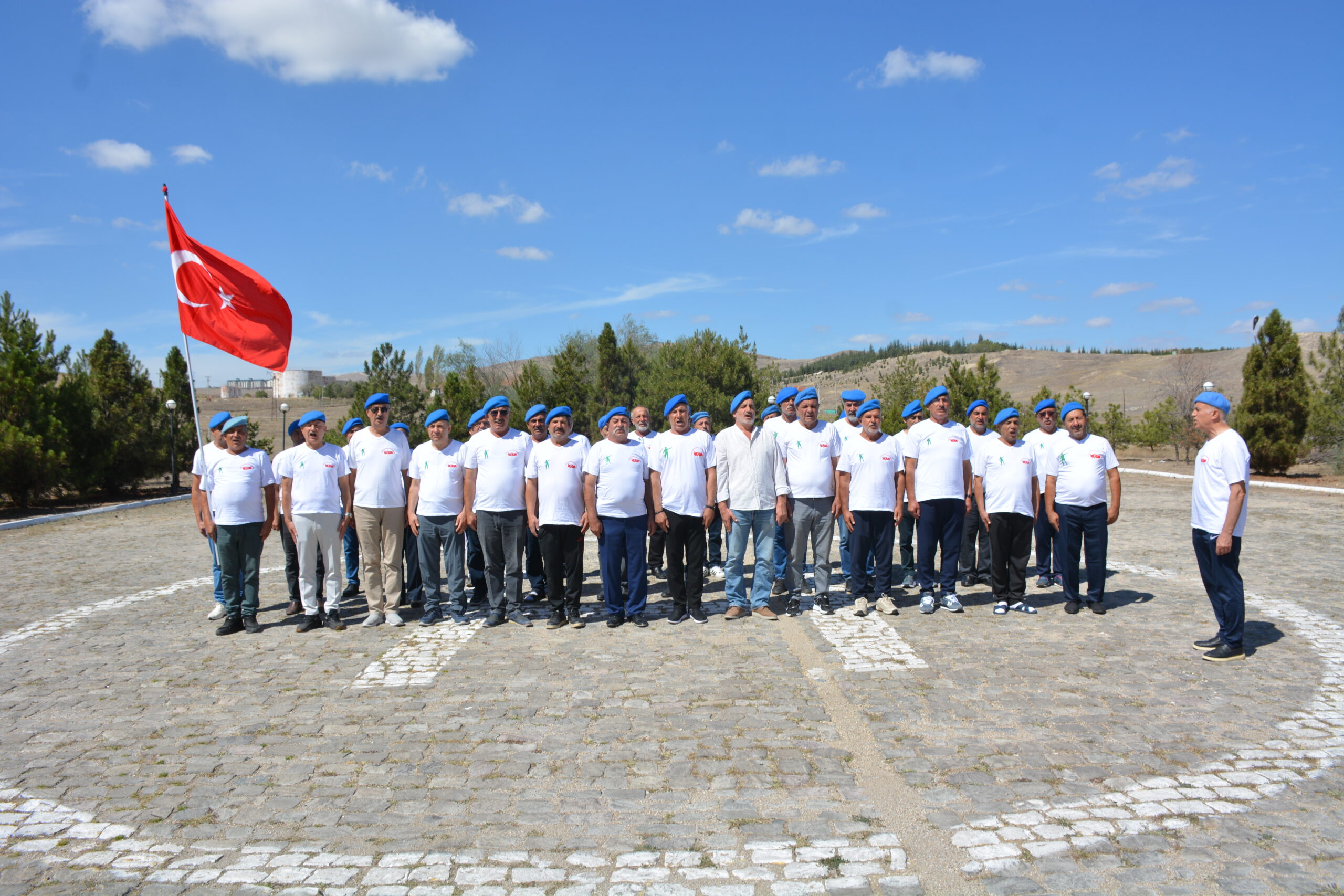 Eski komandolar Afyonkarahisar’da komutanlarıyla buluşup “içtimaya” çıktı