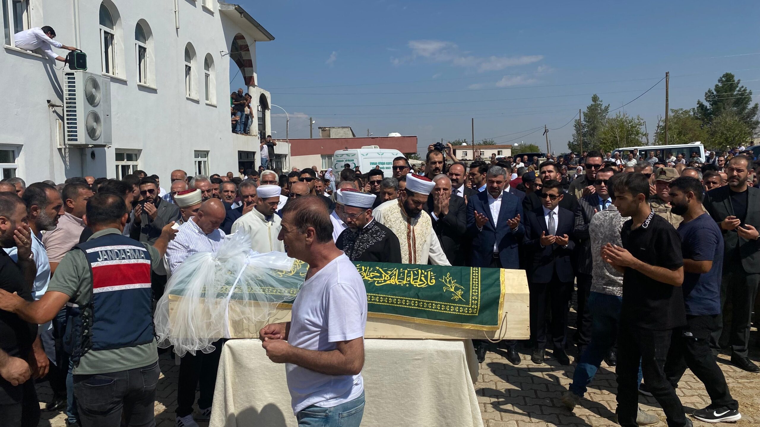 Kayıp Narin’in Yürek Sızlatan Son Yolculuğuna Yüzlerce Gözyaşı Eşlik Etti