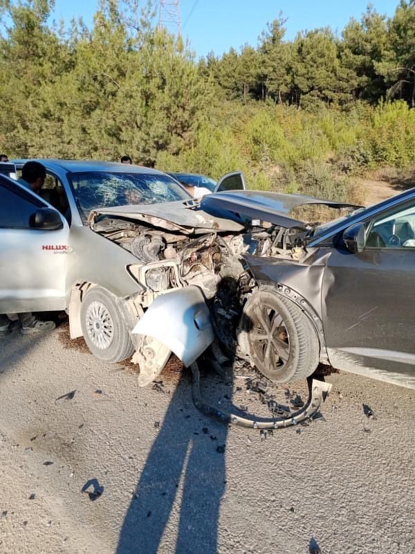 Afyonkarahisar’da iki otomobilin çarpıştığı trafik kazasında 4 kişi yaralandı