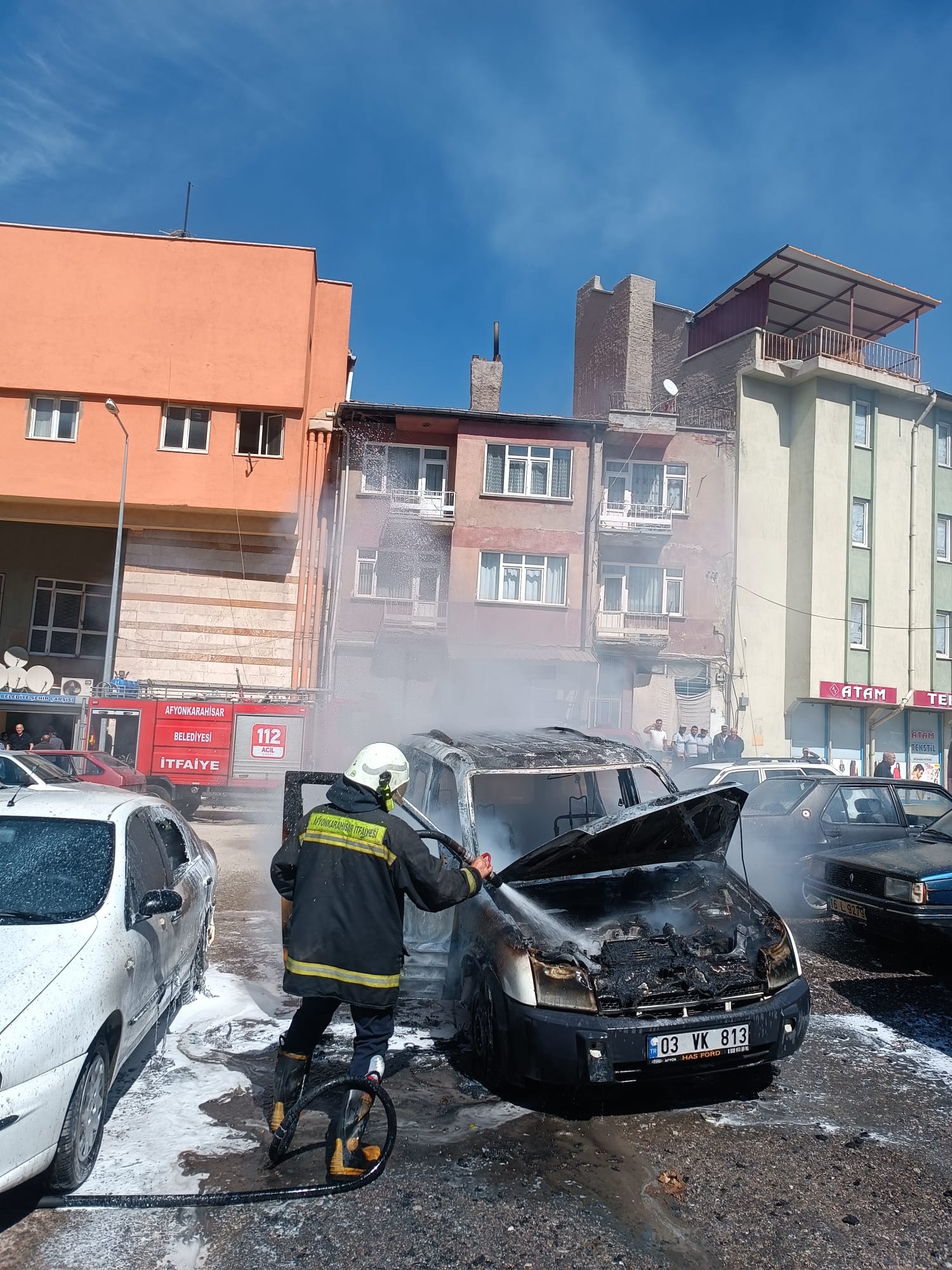 Afyon’da araç alev alev yandı!