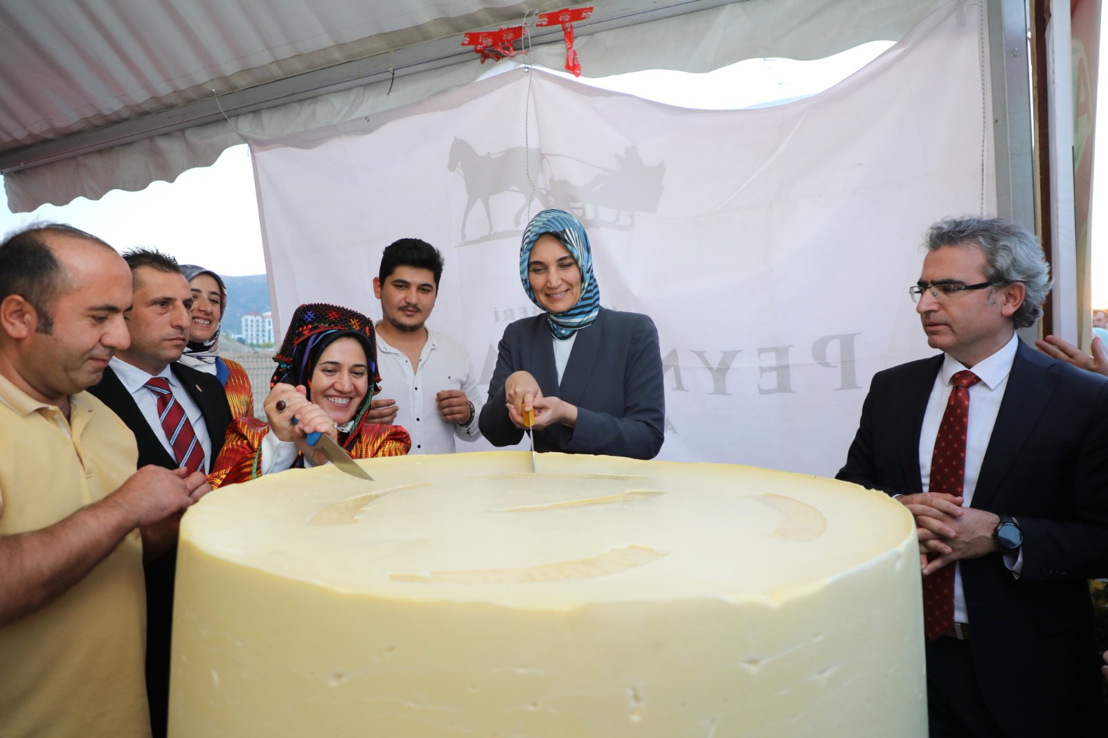 Vali Kübra Güran Yiğitbaşı, Gastro Afyon Festivali’nde Stantları Ziyaret Etti