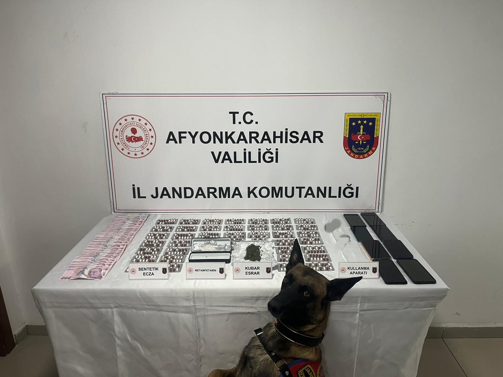 Afyonkarahisar’da Uyuşturucu Operasyonu: 7 Gözaltı, Çok Sayıda Malzeme Ele Geçirildi