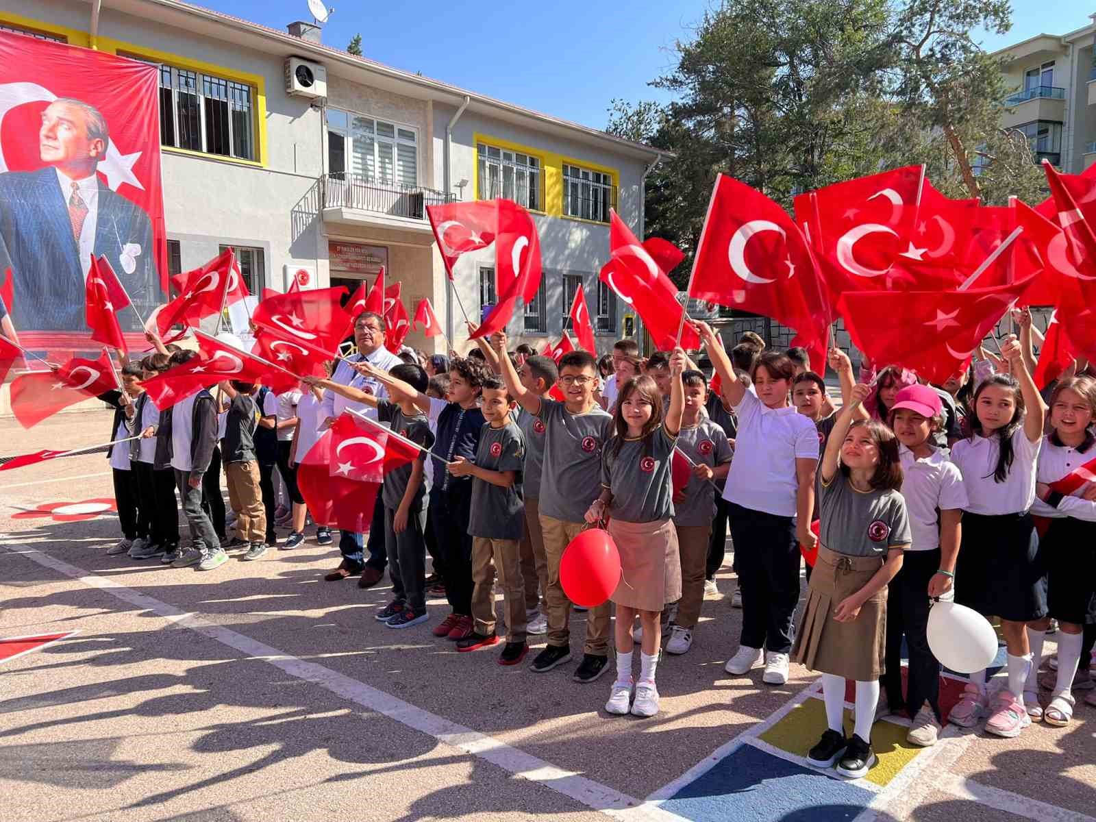 Afyonkarahisar’da Eğitim Zili Çaldı: 143 Bin Öğrenci ve 10 Bin 500 Öğretmen Ders Başında!