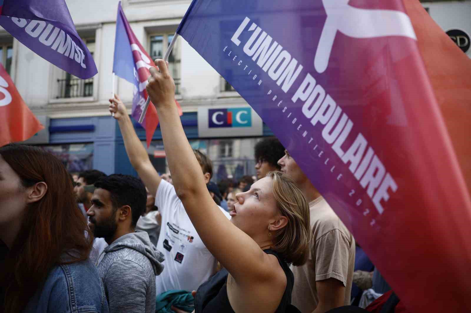 Fransa’da binlerce kişi yeni başbakanı protesto için sokaklara döküldü