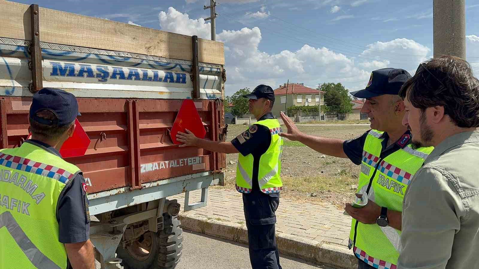 Jandarma, Traktör Sürücülerine ‘Reflektör Tak Görünür Ol’ Eğitimi Verdi