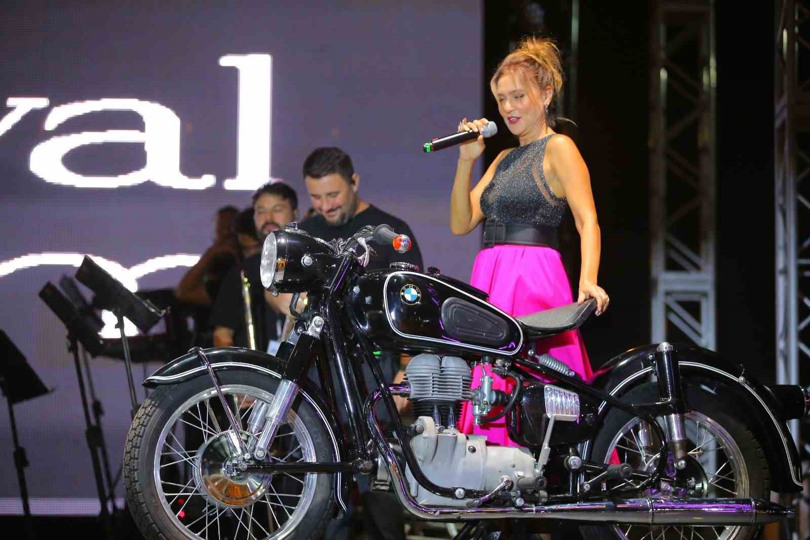 Şevval Sam MotoFest Sahnesini Motosikletiyle Yıktı Geçti!