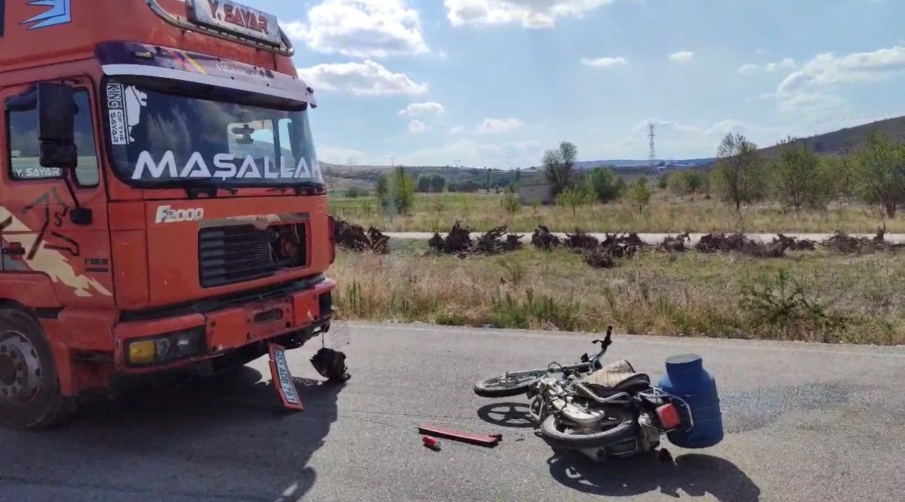 Bolvadin’de Tırla çarpışan motosiklet sürücüsü ağır yaralandı