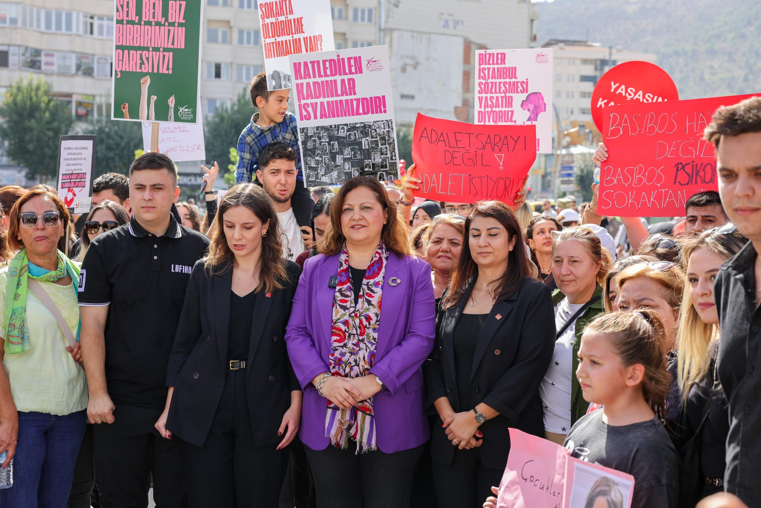 “Kadınlara kalkan eller kırılsın”