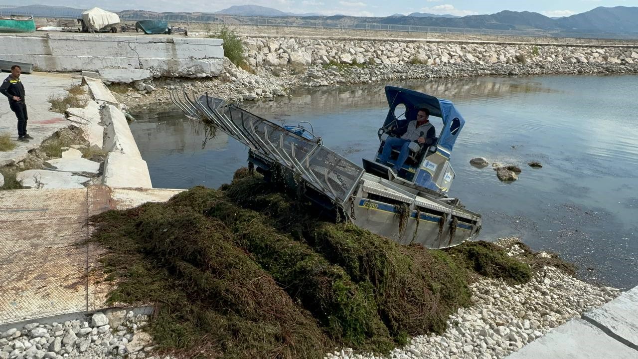 Eğirdir Gölü temizleniyor