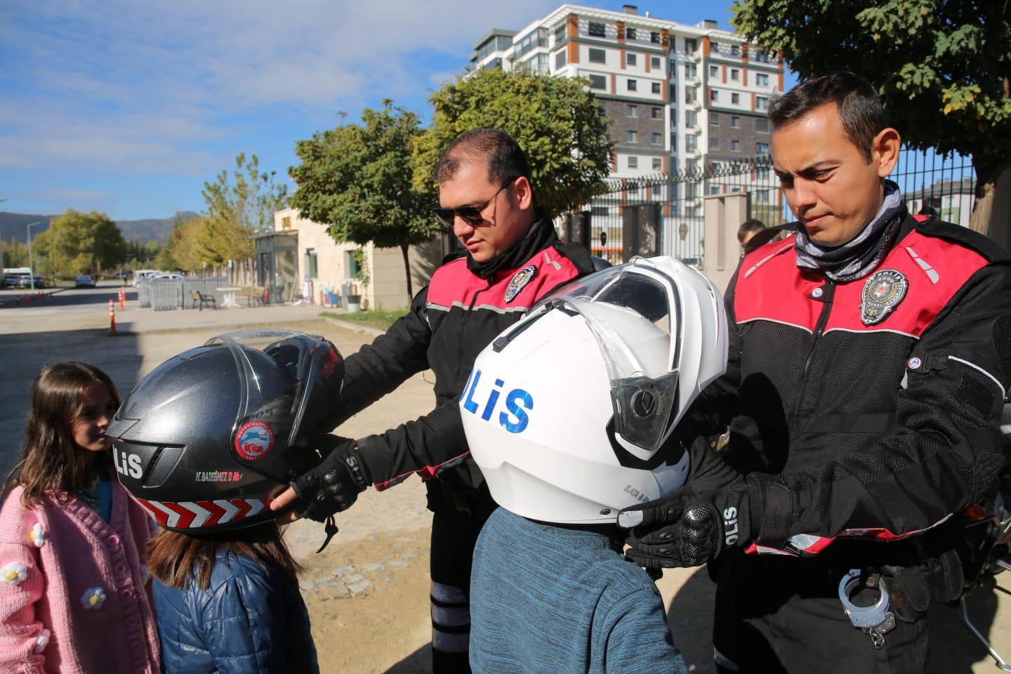 Polisliği, abi ve ablalarından öğrendiler