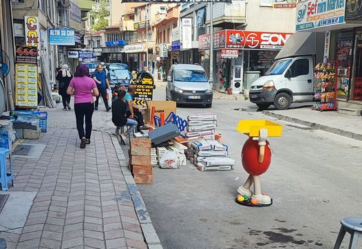 Dükkan senin onu anladık, Yolda mı senin!