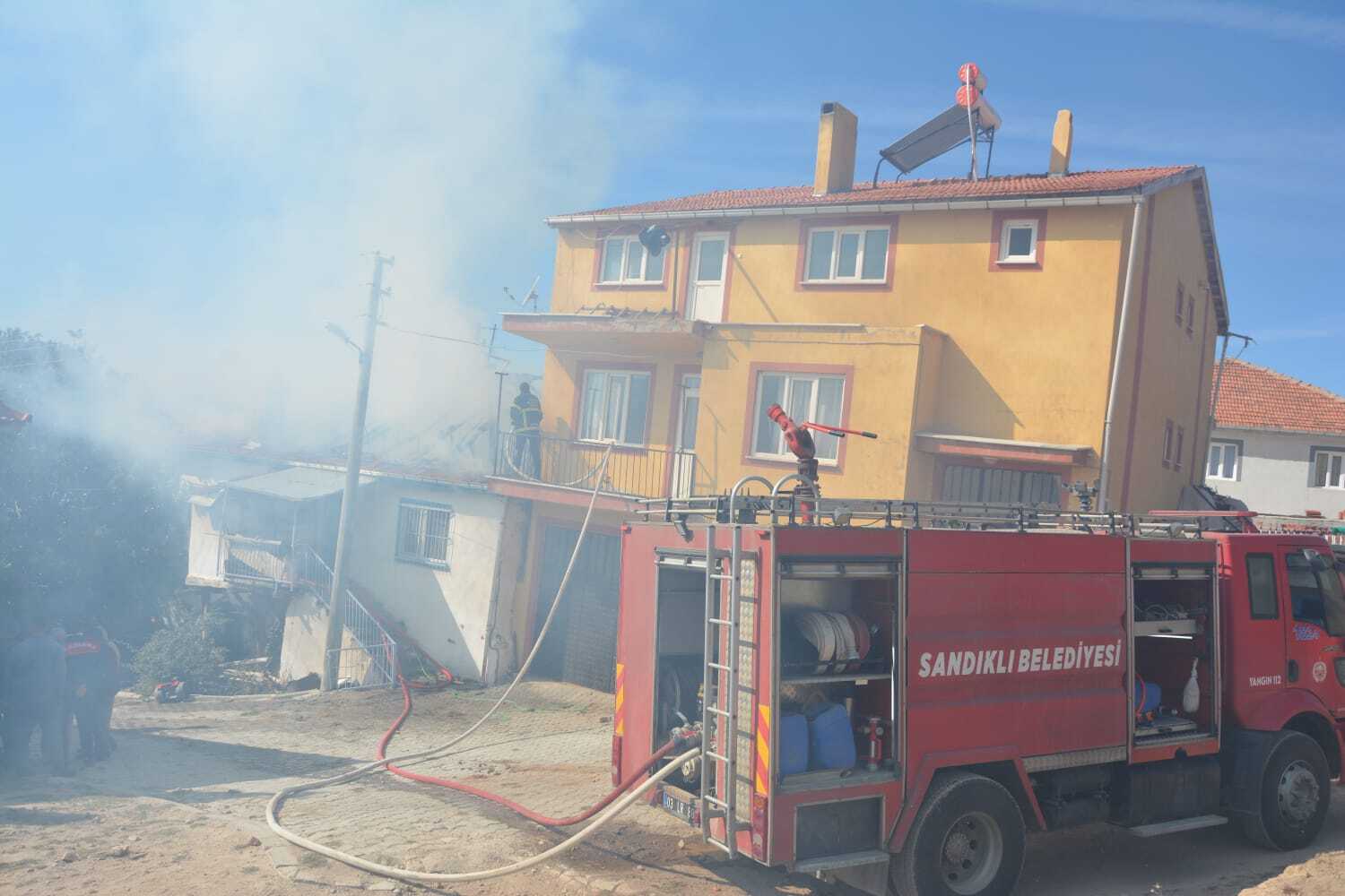 Afyonkarahisar Sandıklı’da bir evde yangın çıktı