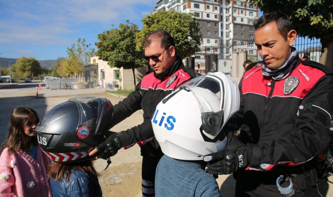 Afyonkarahisar’da polis ekipleri ilkokul