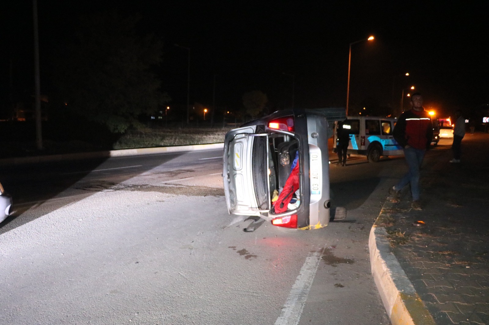 Refüje çarpıp takla atan araçta aynı aileden 5 kişi yaralandı