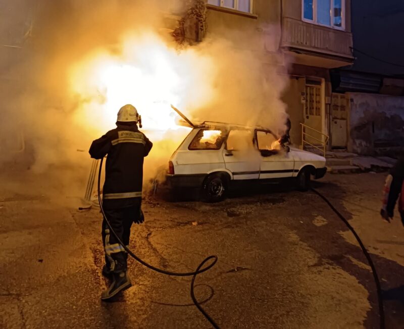 Otomobil yangın sonrası kullanılamaz hale geldi