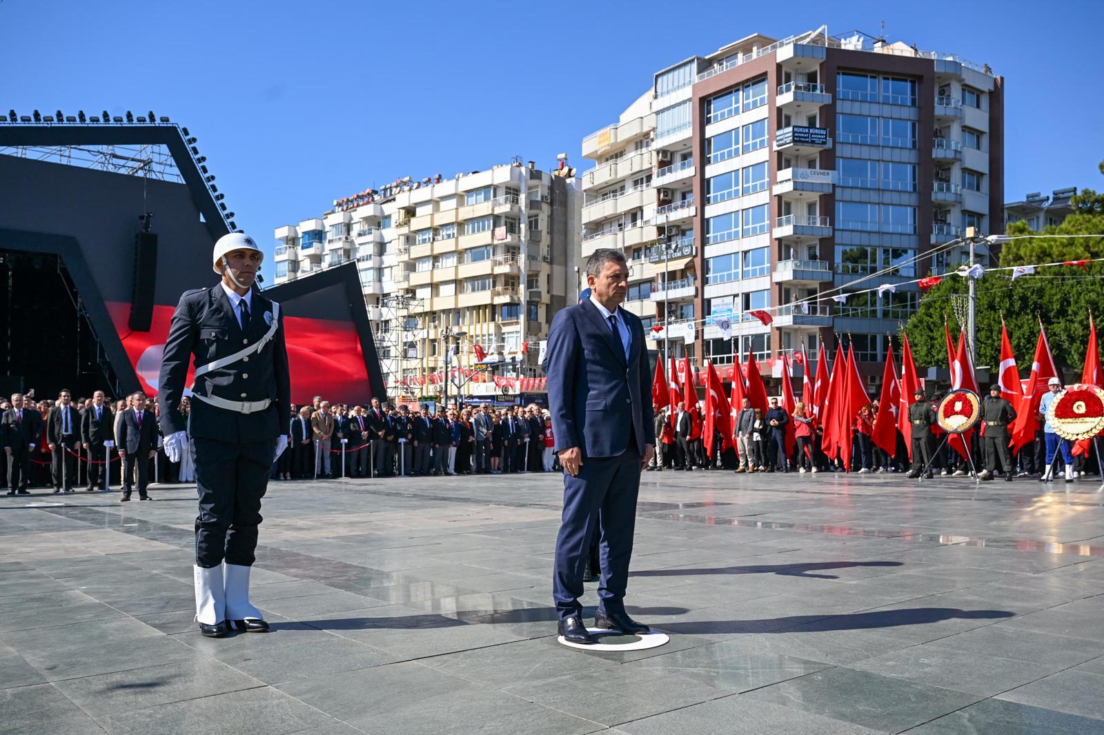 Cumhuriyet’in 101. Yılına Çelenk Sunuldu!