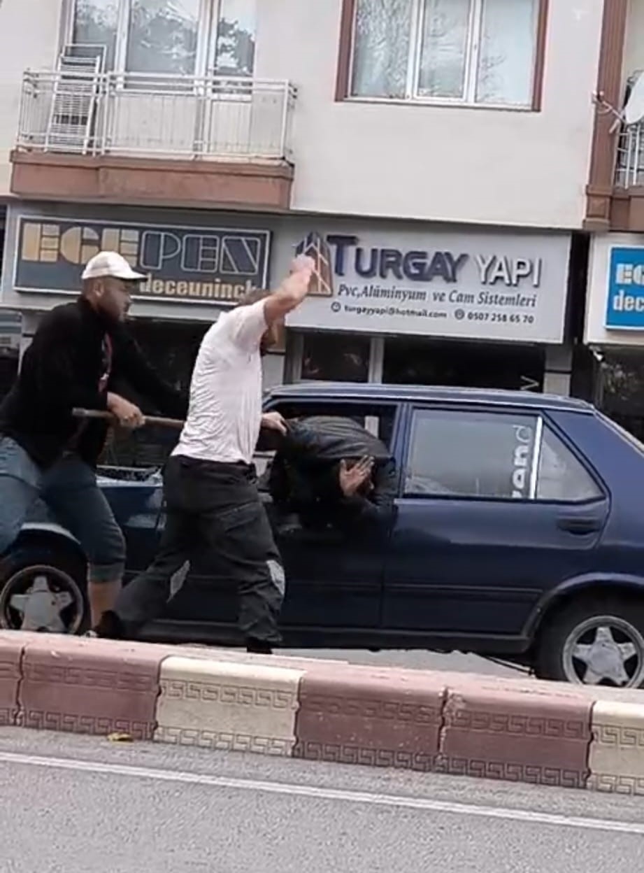 Afyon’da bir sürücüyü aracın camından çıkarıp darp ettiler