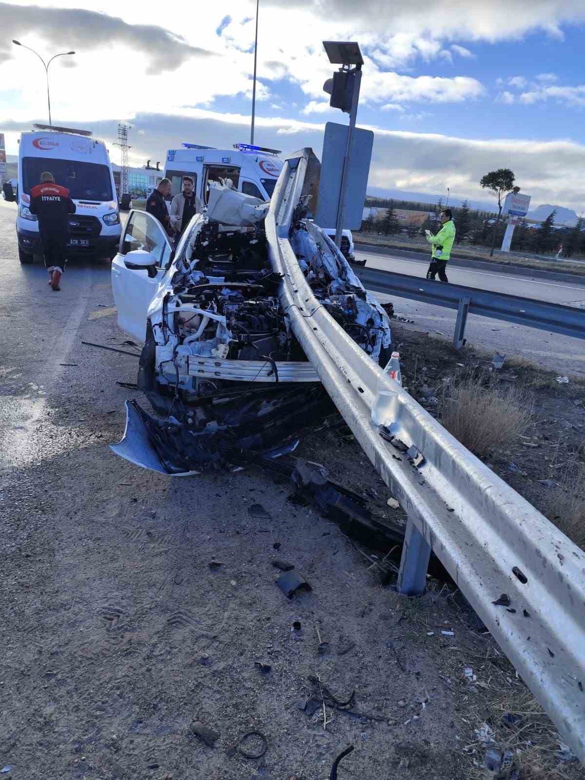 Bariyere ok gibi saplanan otomobilden acı haber!