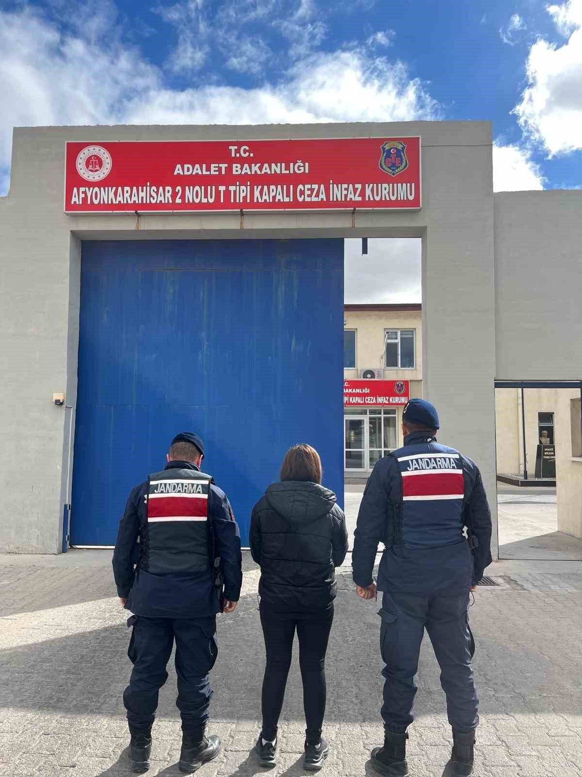 Afyonkarahisar’da Aranan Şahıs Yol Kontrolünde Yakalandı