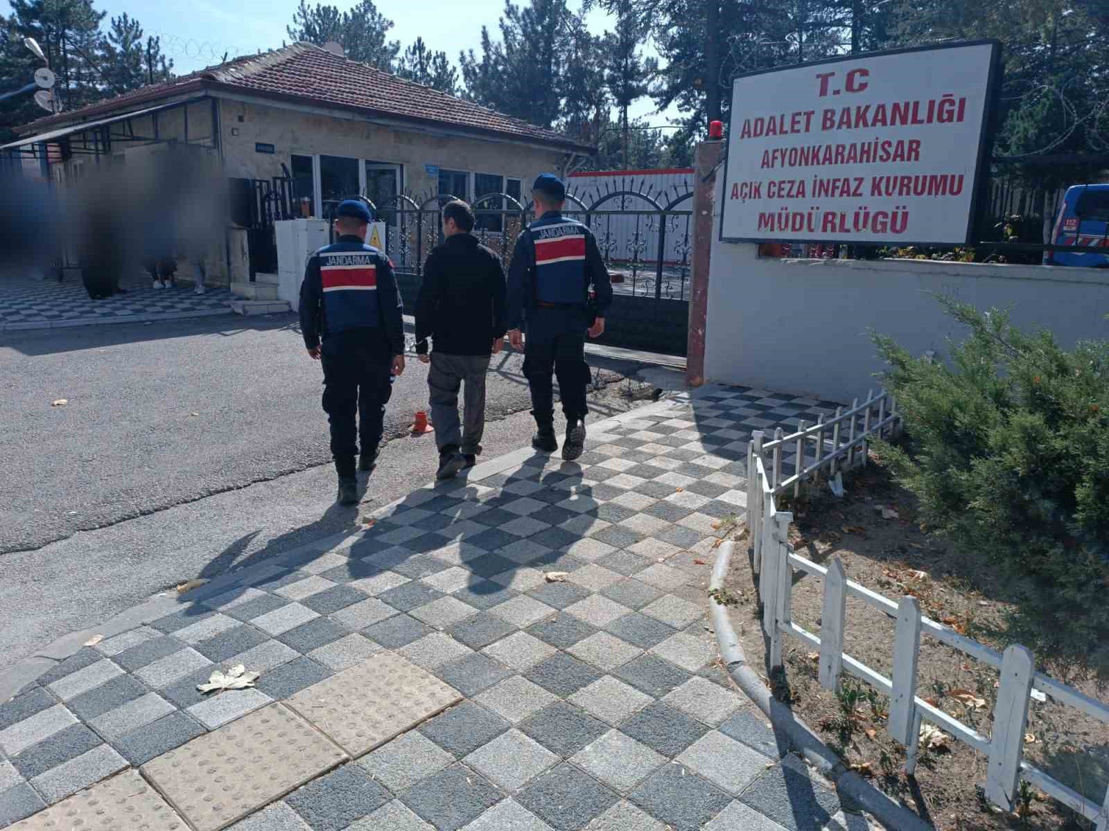 11 yıl 6 ay hırsızlık suçundan aranan şahsı jandarma yakaladı