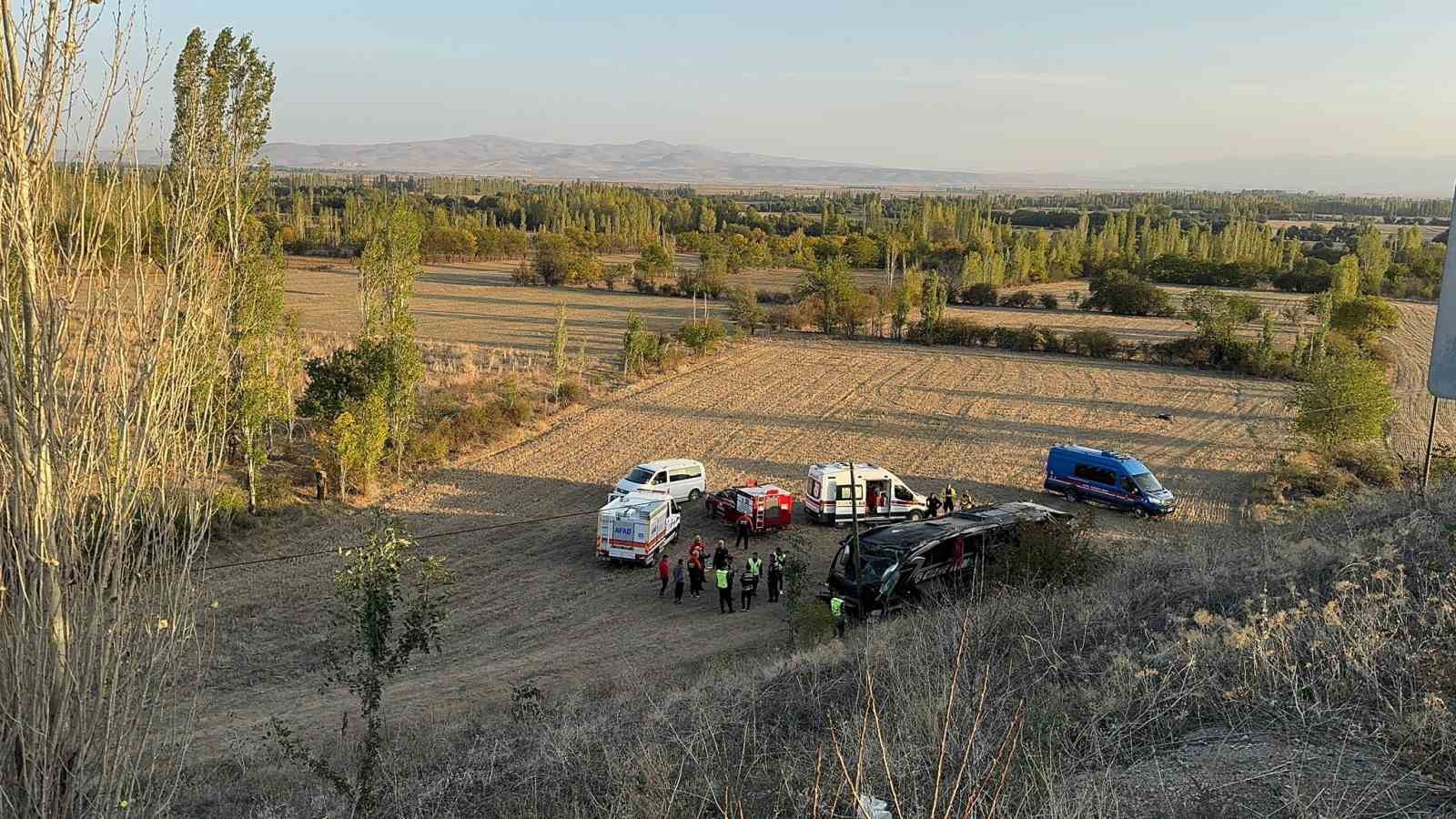 Şarampole devrilen yolcu otobüsünde 21 kişi yaralandı