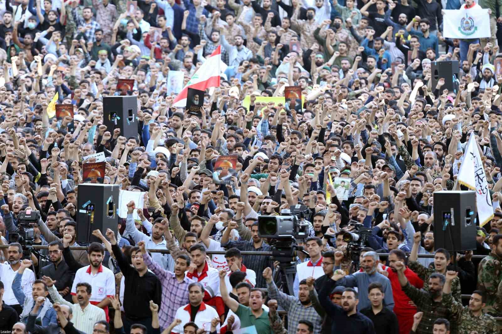 Tahran’da binlerce kişi İsrail ve ABD’yi protesto etti: “Silahlarımızı bırakmayacağız”