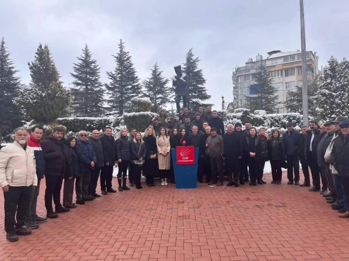 CHP’den alternatif Öğretmen Günü çelengi 