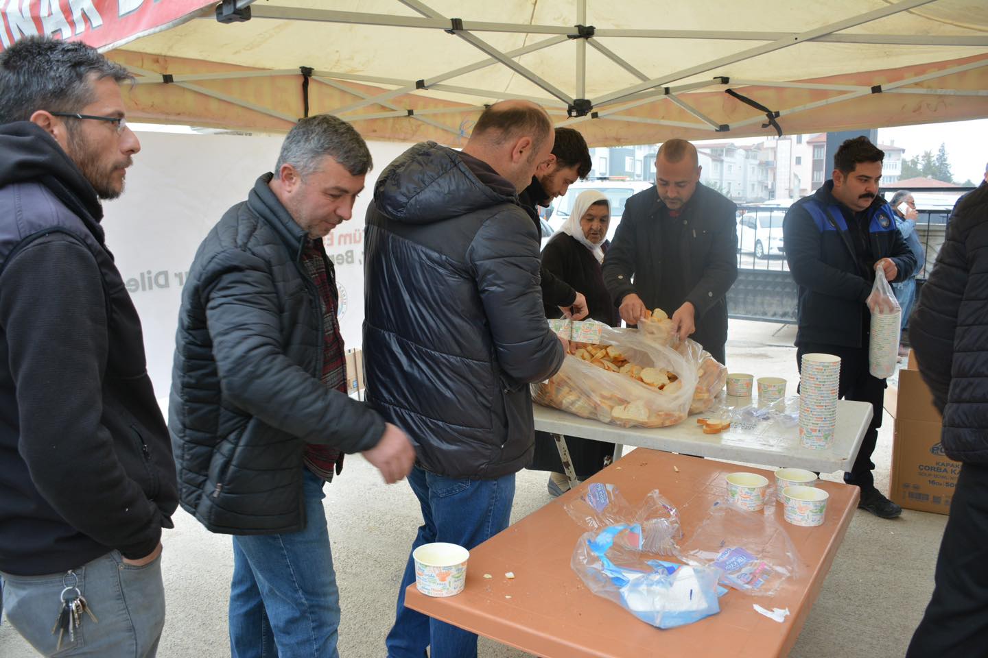 Dinar’da pazar esnafına sıcak çorba