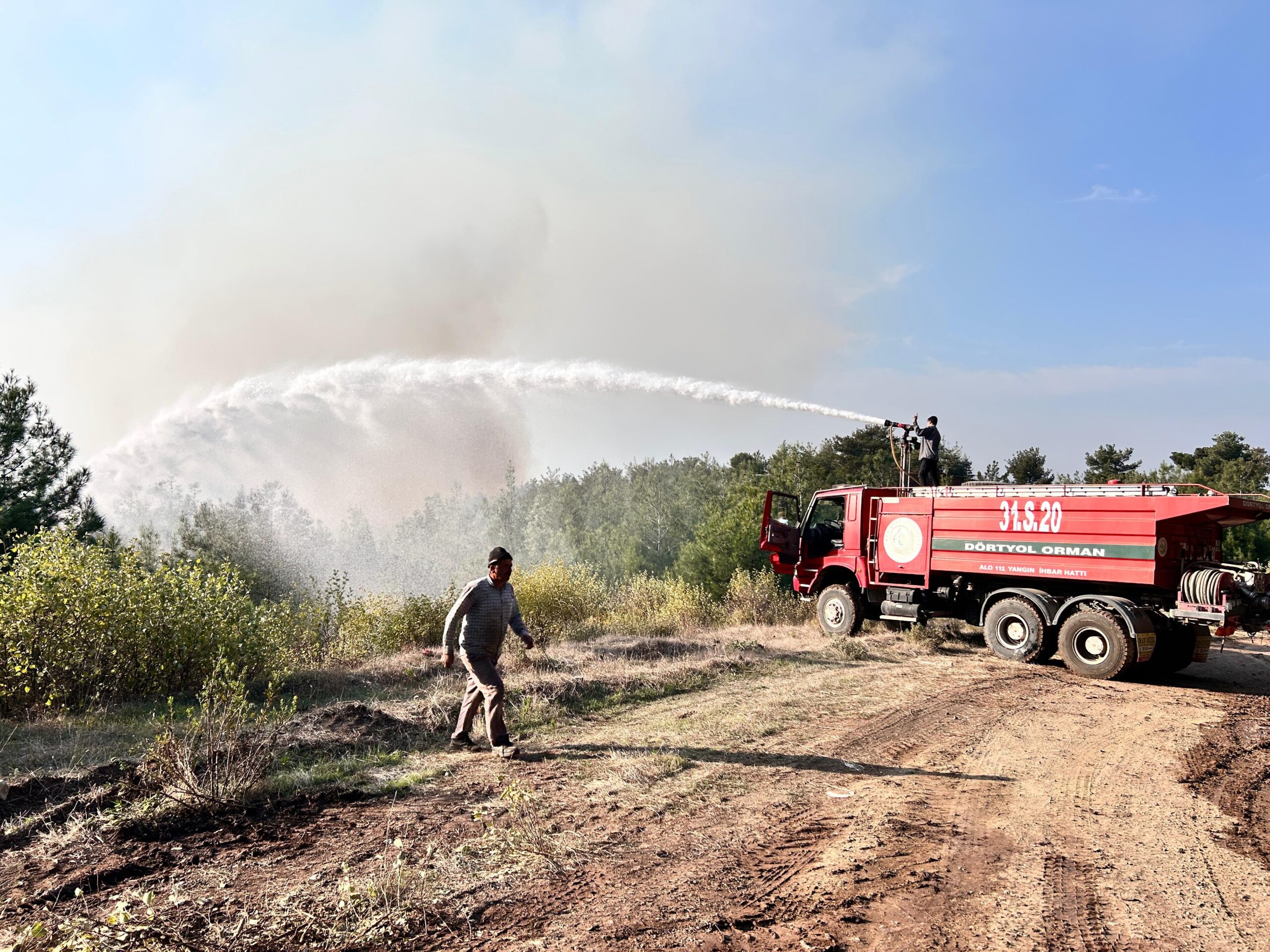 Hatay’da orman yangını rüzgarın etkisiyle büyümeye devam ediyor