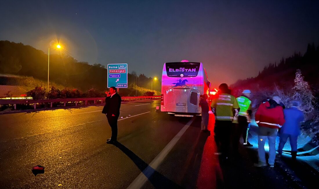 Bursa'da otobanda yolun karşısına