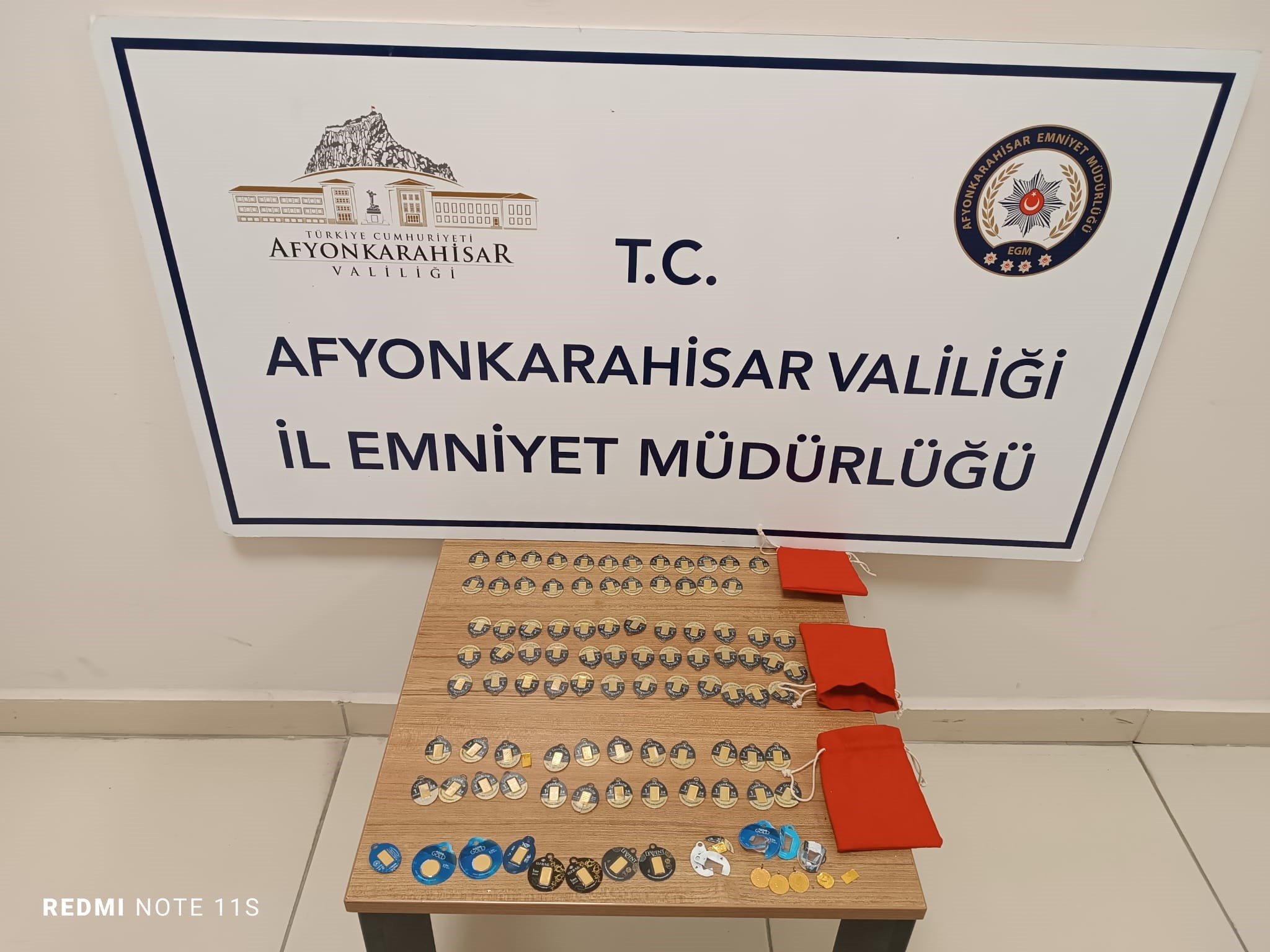 Kuyumculara sahte altın satmaya çalışan 2 şahsı polis yakaladı.