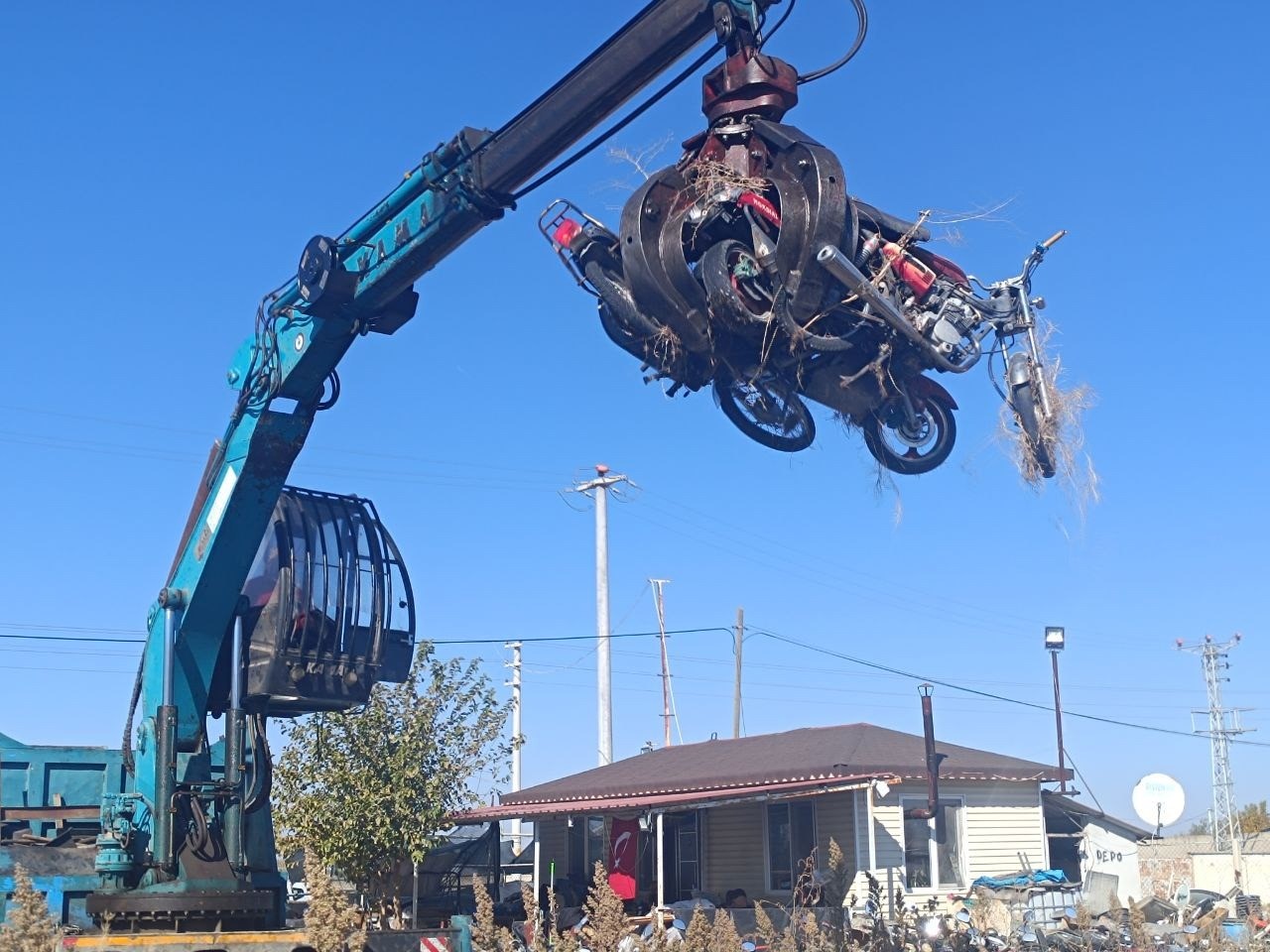 Yediemin otoparkında bekletilen yüzlerce motosiklet geri dönüşüme kazandırıldı.