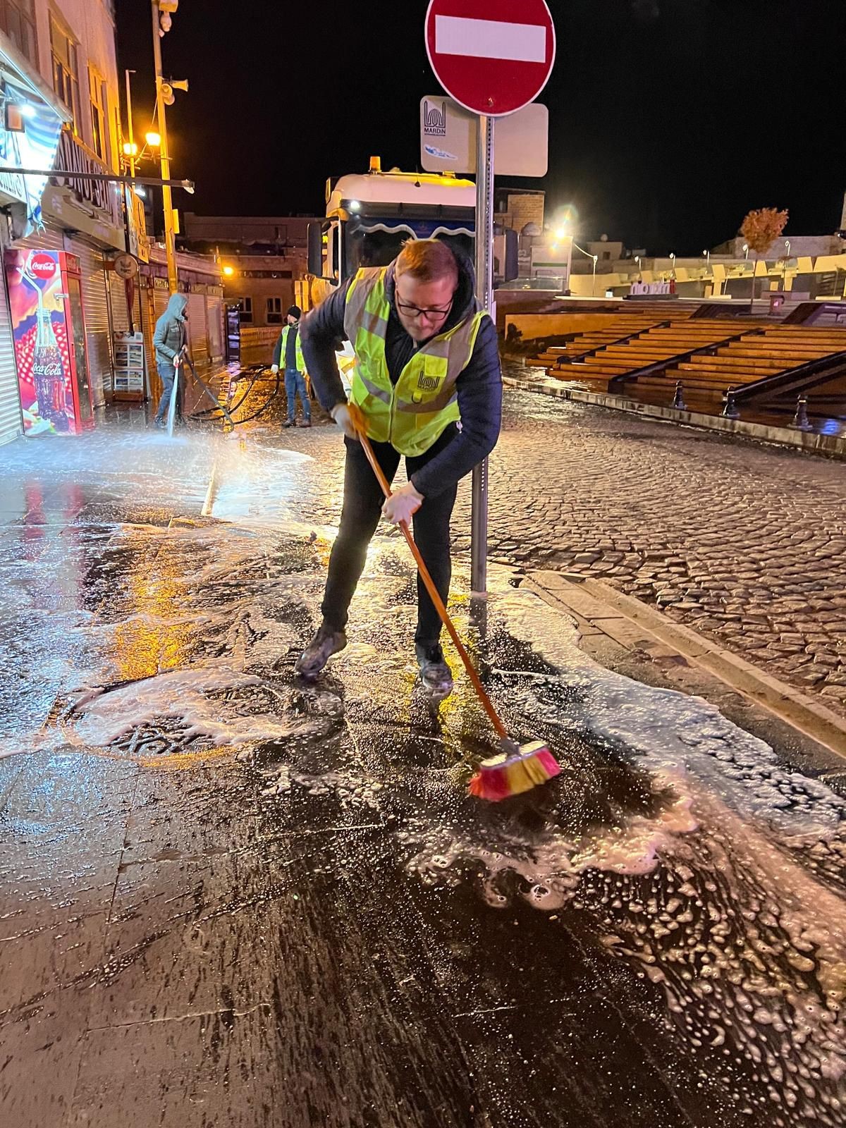 Vali Akkoyun, caddeleri köpüklü suyla yıkatarak göreve başladı