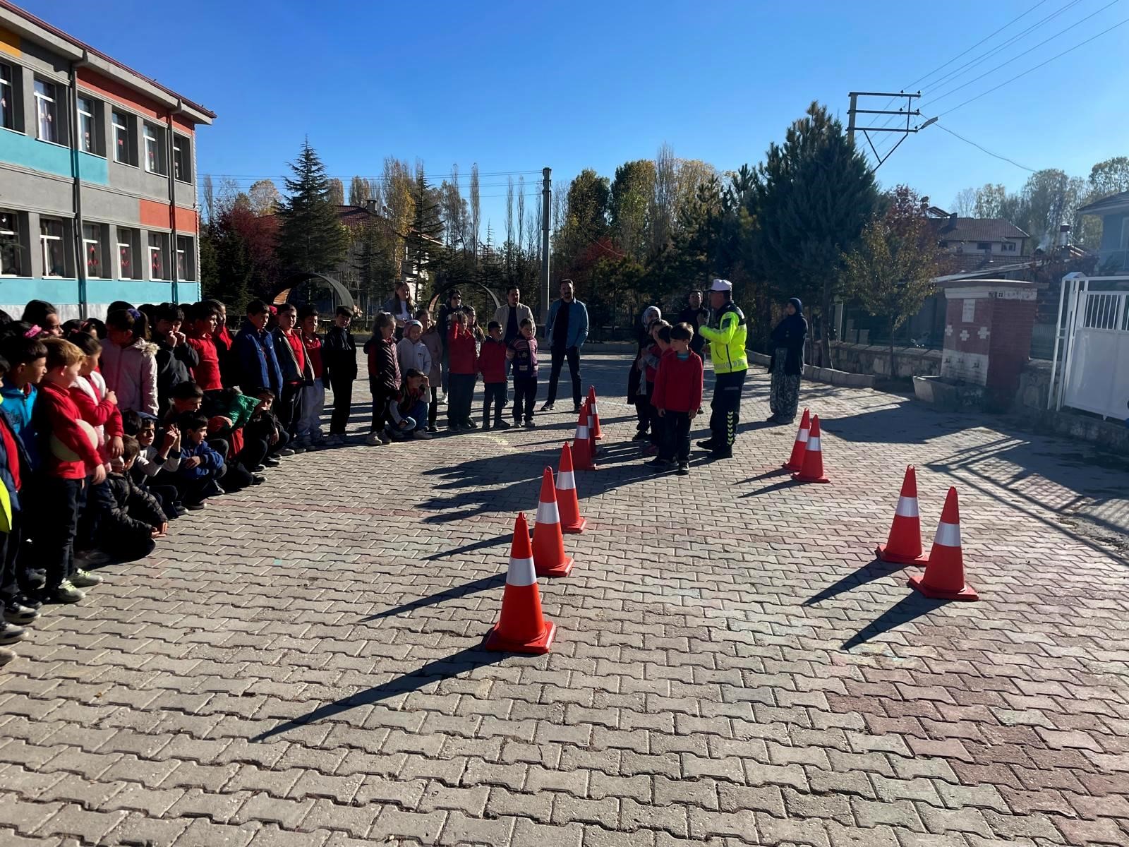 Jandarma, Öğrencilere Trafik Güvenliği Eğitimi Veriyor