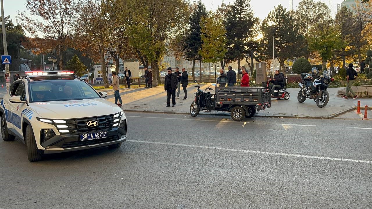 Genci bıçaklayan 2 kişi, kaçarken düşüp yaralandı!