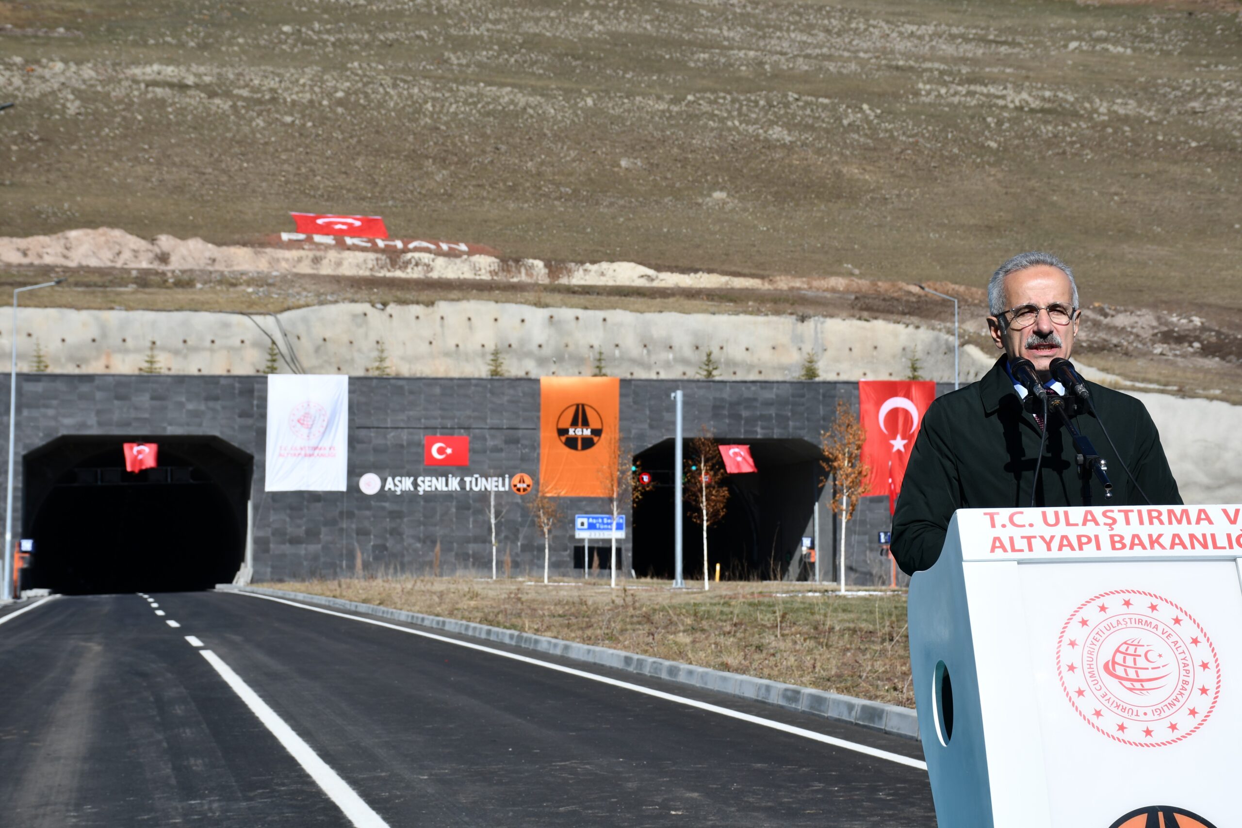 Türkiye’yi Kafkaslar’a bağlayan Aşık Şenlik Tüneli açıldı